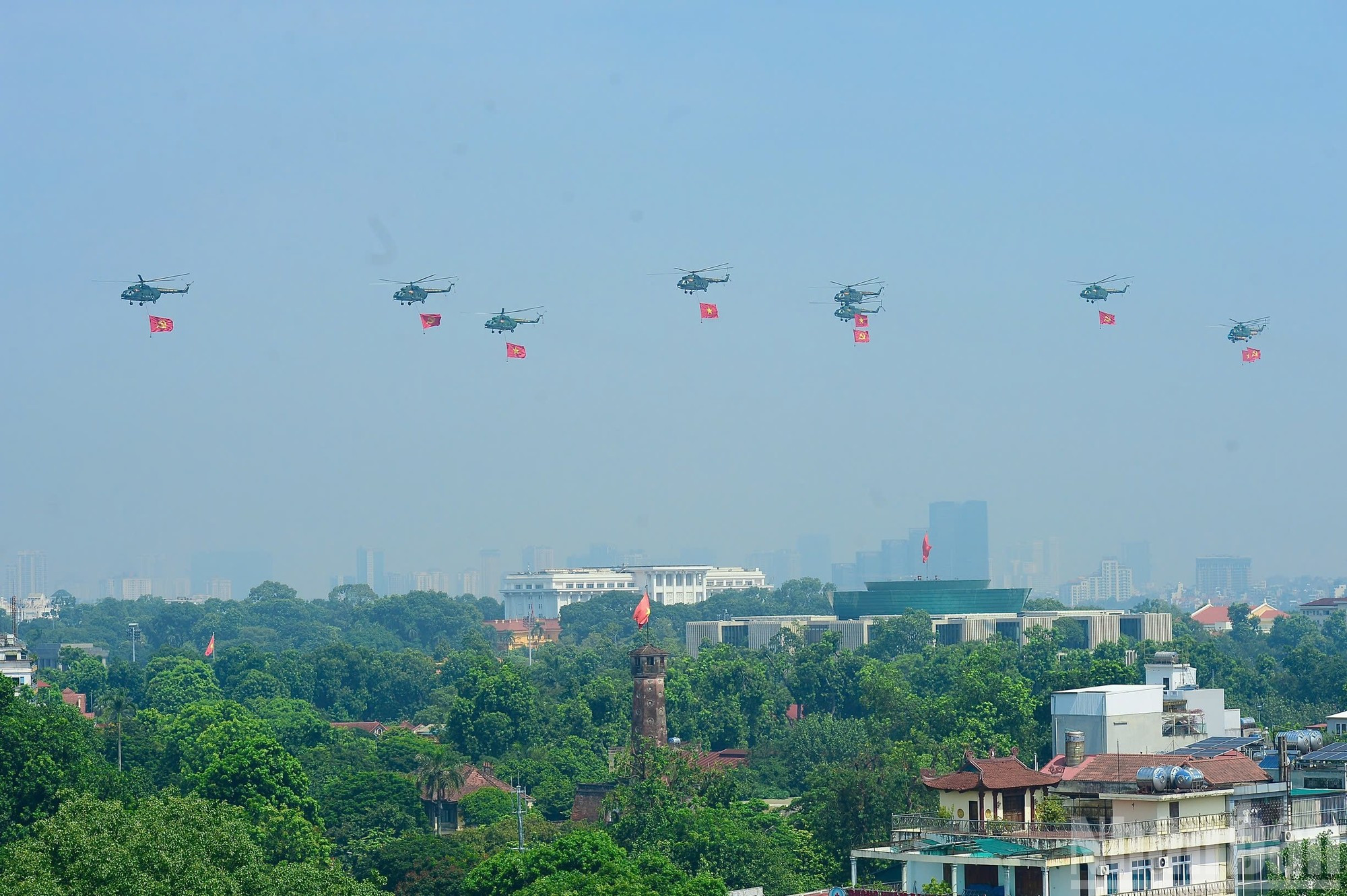 Sobre el cielo azul de la histórica Plaza Ba Dinh, los helicópteros aparecen al unísono, desplegando su fuerza en escenas majestuosas y solemnes. Sobre el cielo azul de la histórica Plaza Ba Dinh, los helicópteros aparecen al unísono, desplegando su fuerza en escenas majestuosas y solemnes.