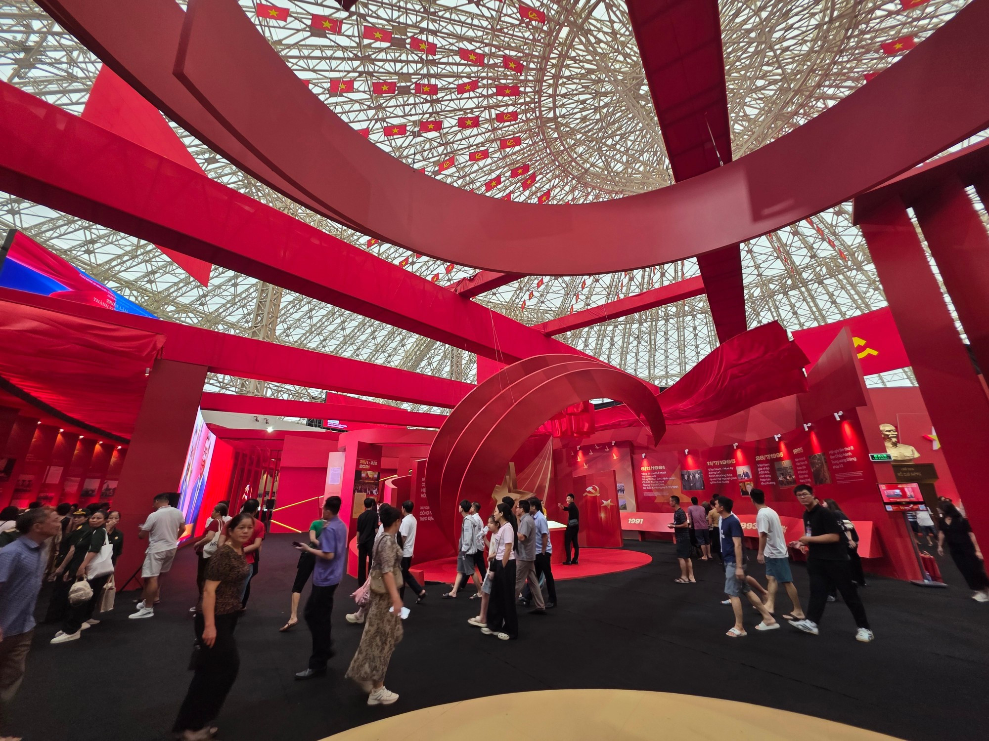 El espacio de libros interactivos en la exposición “95 años de la Bandera del Partido Comunista de Vietnam iluminando el camino”. 