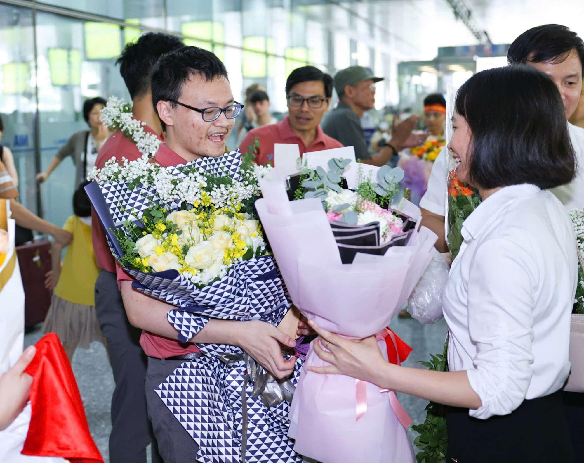 Nguyen Hoang Khoi recibió flores y felicitaciones de sus seres queridos, maestros y amigos.