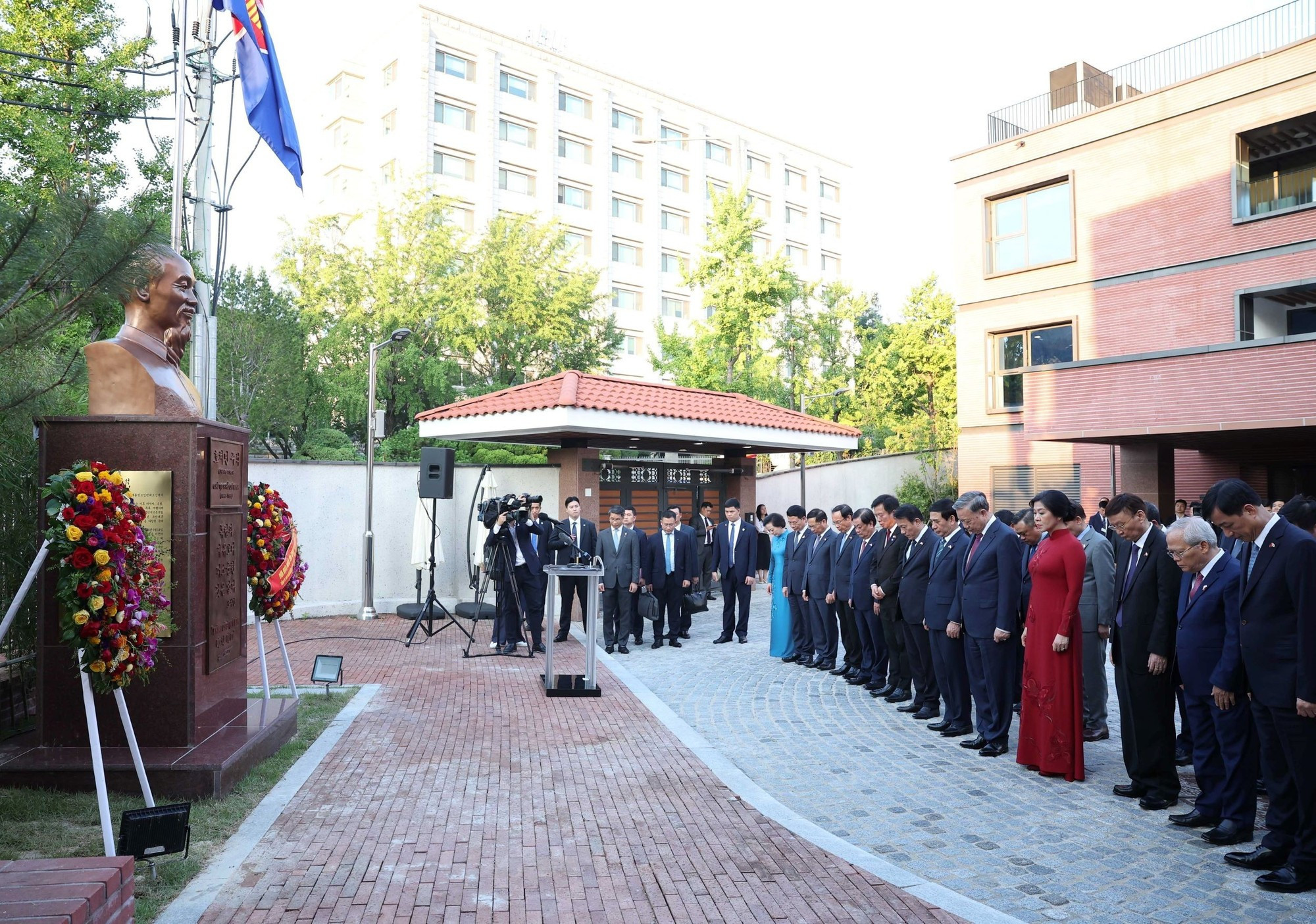El líder partidista vietnamita y su cónyuge, junto con la delegación vietnamita, depositan flores ante la estatua del Presidente Ho Chi Minh. (Foto: VNA) El líder partidista vietnamita y su cónyuge, junto con la delegación vietnamita, depositan flores ante la estatua del Presidente Ho Chi Minh. (Foto: VNA)