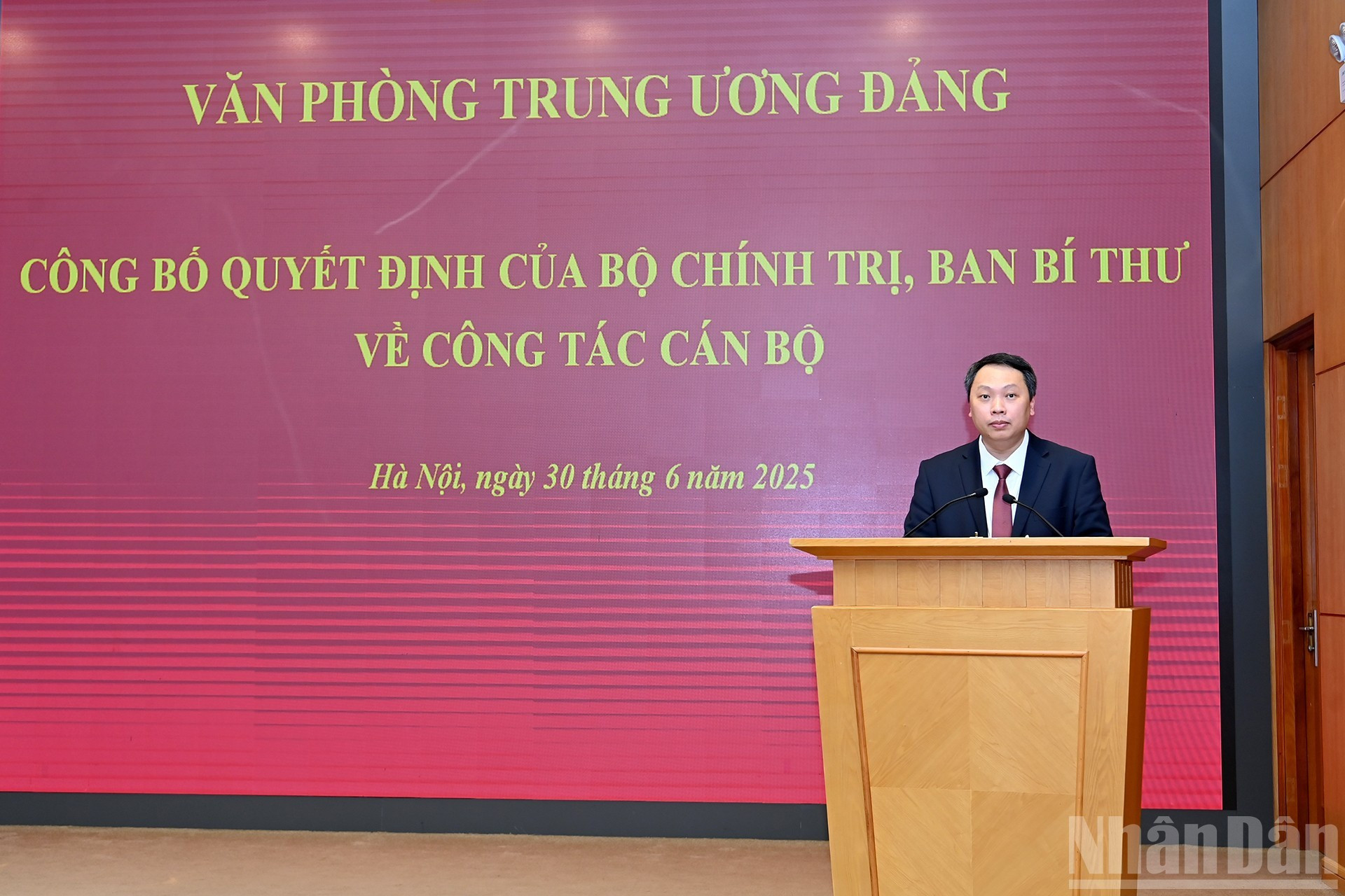 El camarada Nguyen Huy Dung ofrece su intervención tras recibir la decisión de nombramiento.