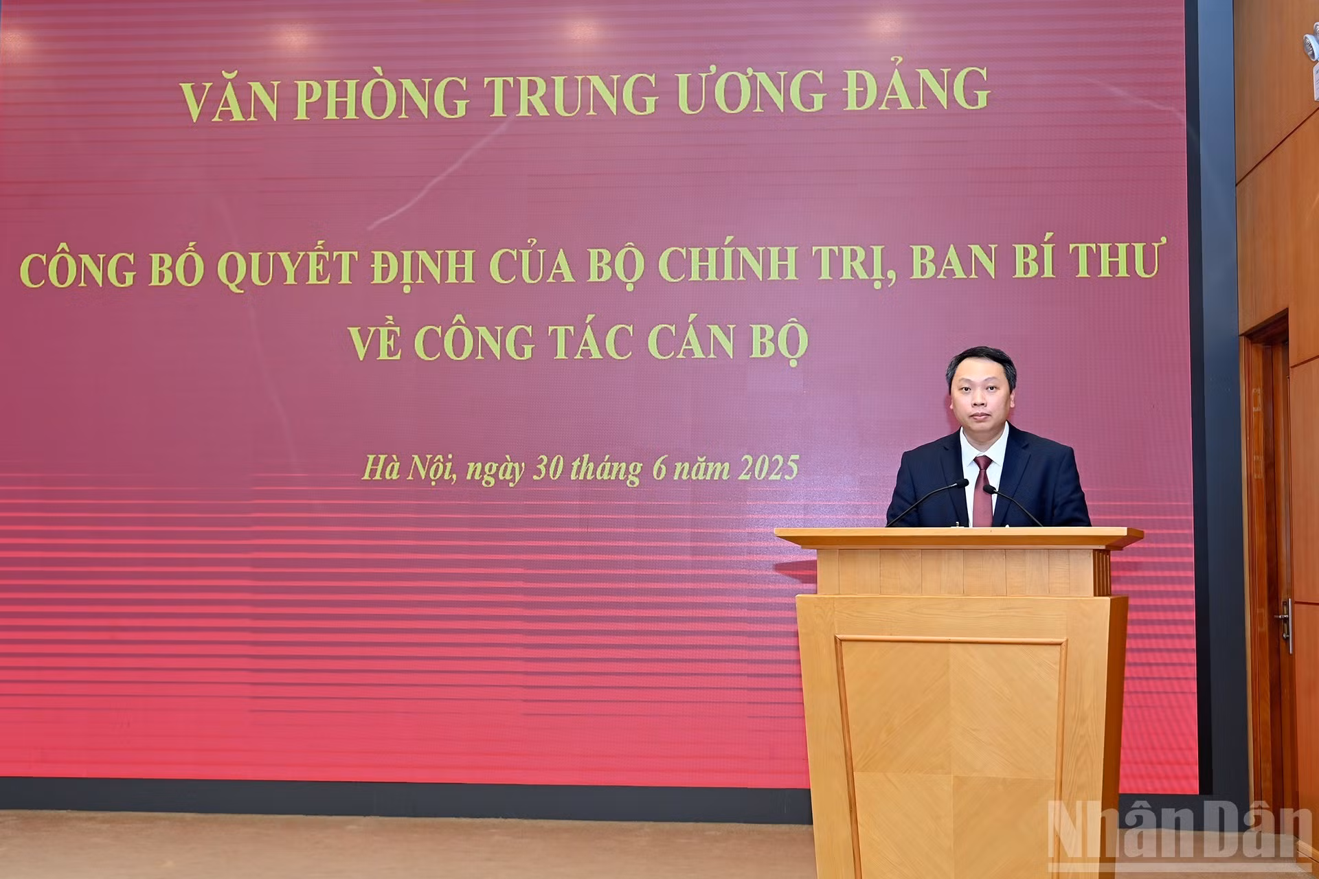 El camarada Nguyen Huy Dung ofrece su intervención tras recibir la decisión de nombramiento.