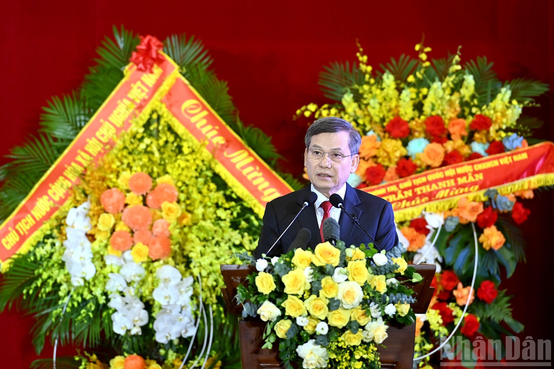 El miembro del Comité Central del Partido y presidente del Tribunal Popular Supremo, Le Minh Tri, interviene en el acto.