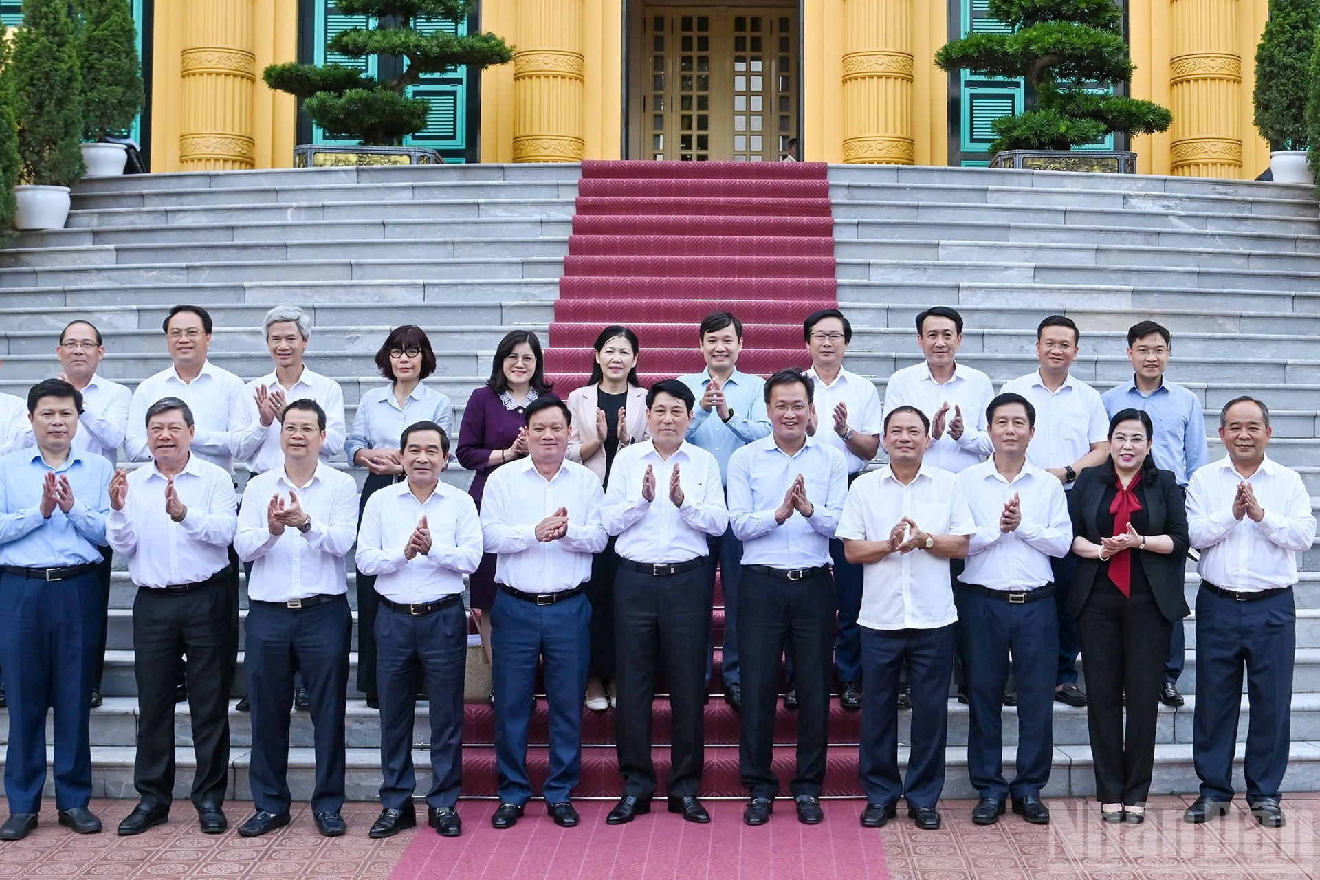 El presidente Luong Cuong y los delegados. El presidente Luong Cuong y los delegados.
