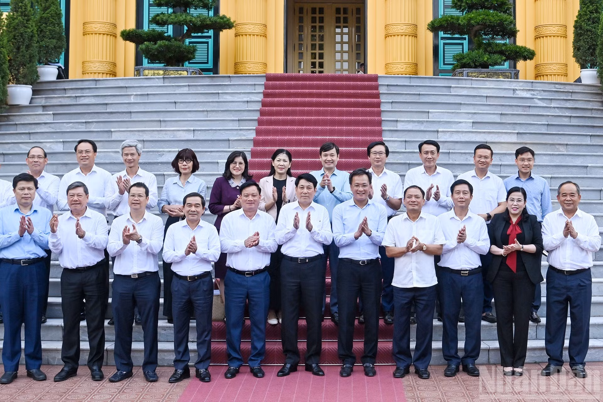 El presidente Luong Cuong y los delegados.