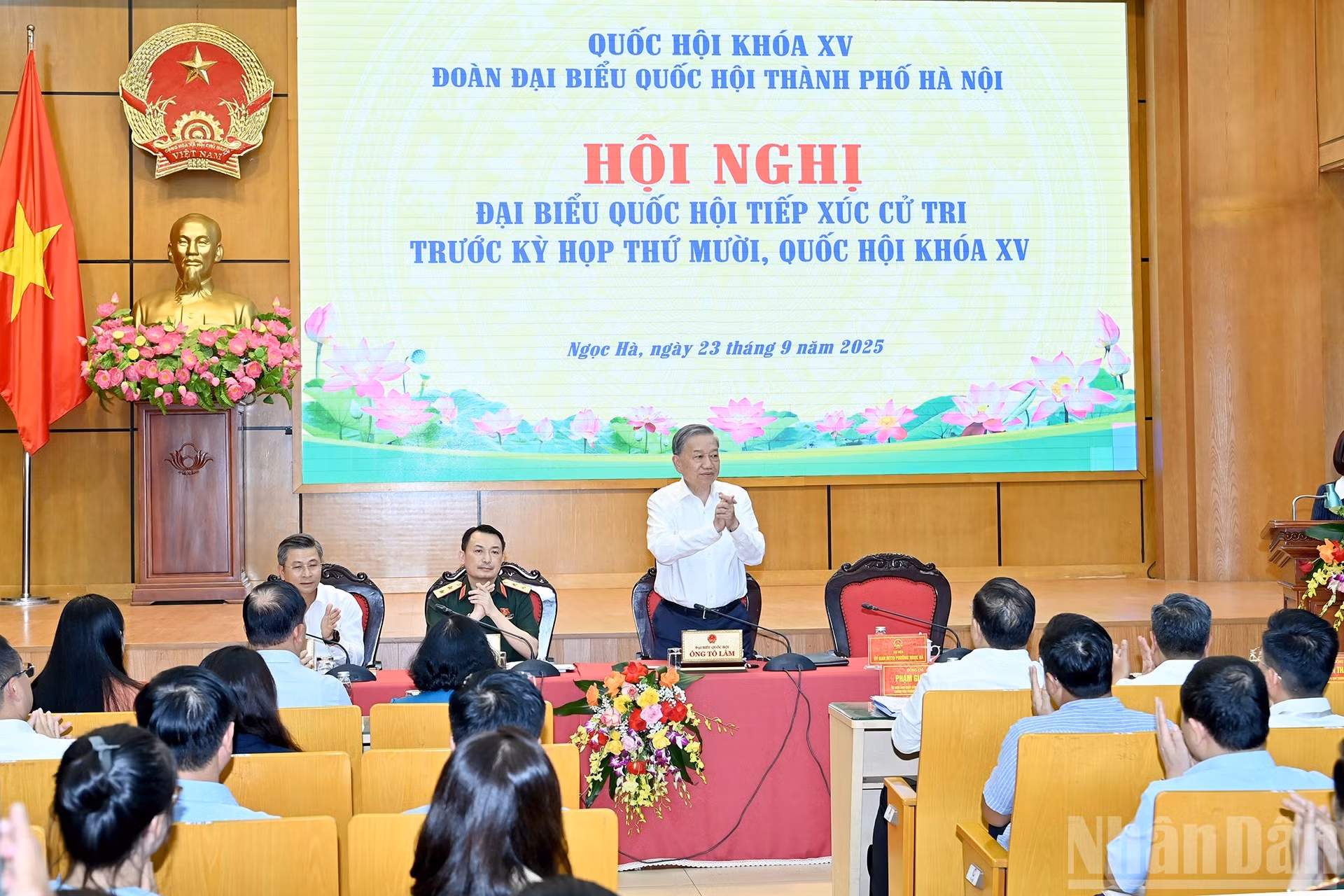 El líder partidista y los diputados en la cita.