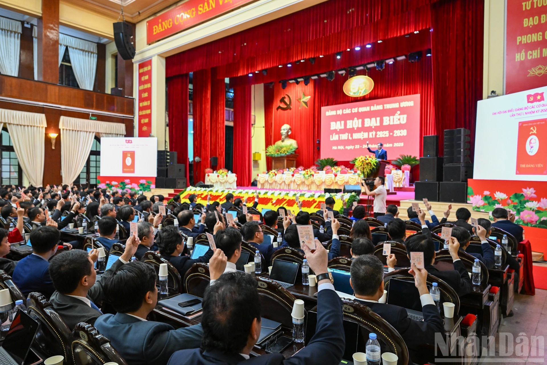 Un delegado vota para aprobar la lista del Presidium.