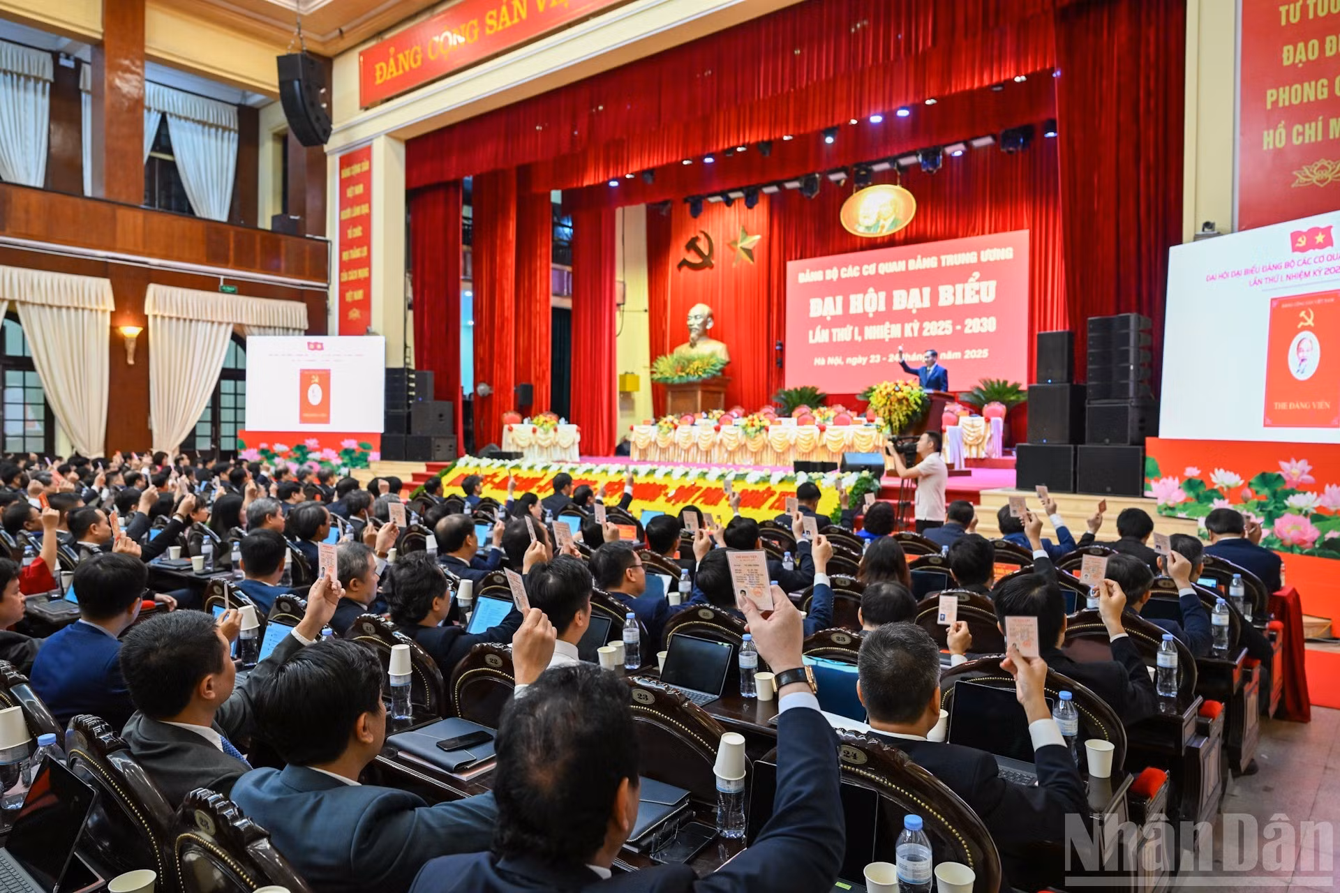 Un delegado vota para aprobar la lista del Presidium.