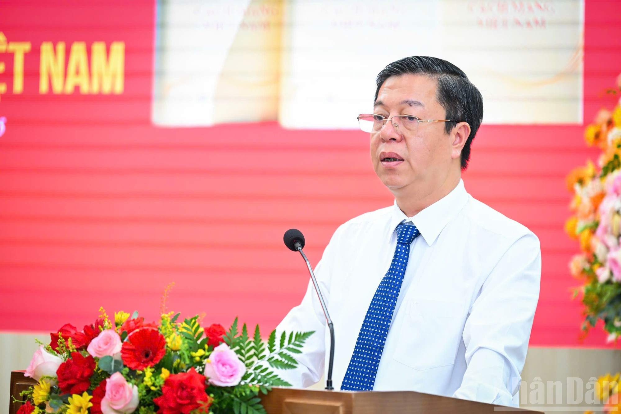 Vu Trong Lam, director general de la Editorial Política Nacional “Su that”, informa que su entidad trabajó con urgencia para garantizar la calidad y el ritmo de publicación de la obra. Vu Trong Lam, director general de la Editorial Política Nacional “Su that”, informa que su entidad trabajó con urgencia para garantizar la calidad y el ritmo de publicación de la obra.