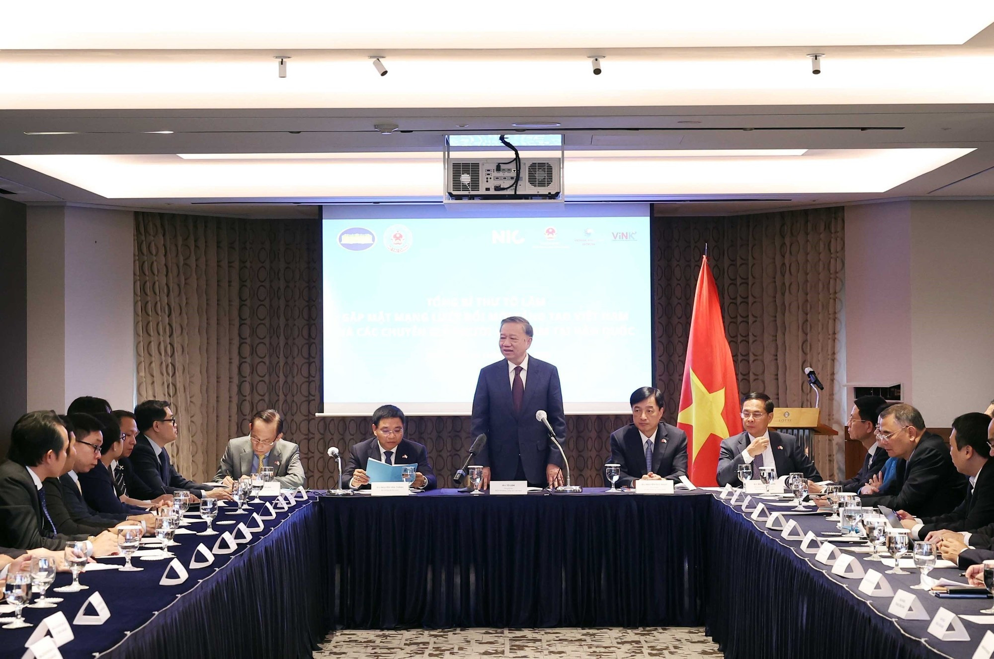El líder partidista vietnamita se reúne con miembros de la Red de Innovación y Creatividad de Vietnam y expertos vietnamitas en Corea del Sur. (Foto: VNA) El líder partidista vietnamita se reúne con miembros de la Red de Innovación y Creatividad de Vietnam y expertos vietnamitas en Corea del Sur. (Foto: VNA)