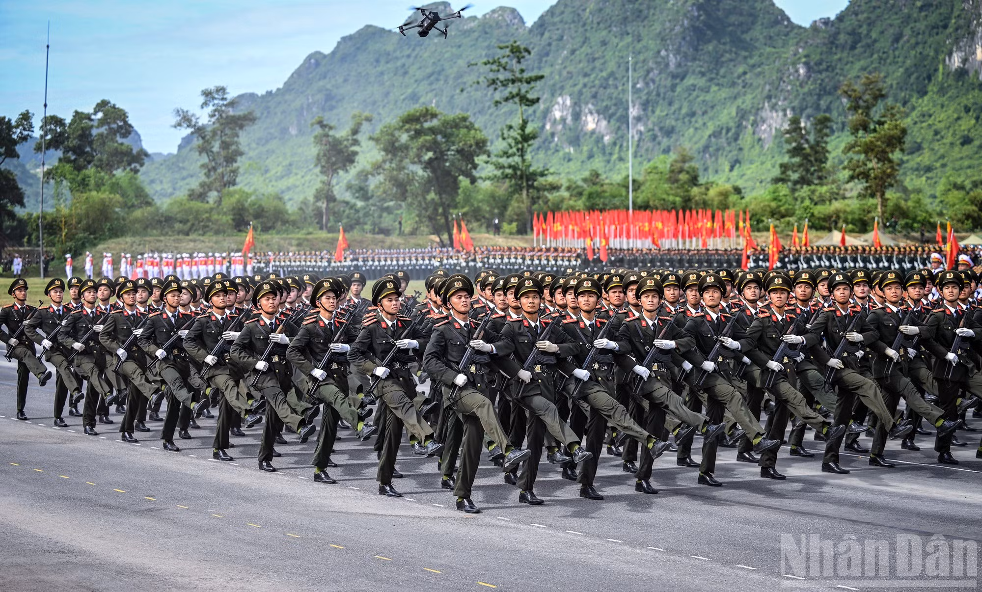 Los combatientes entrenan día y noche para cumplir la misión codificada A80.