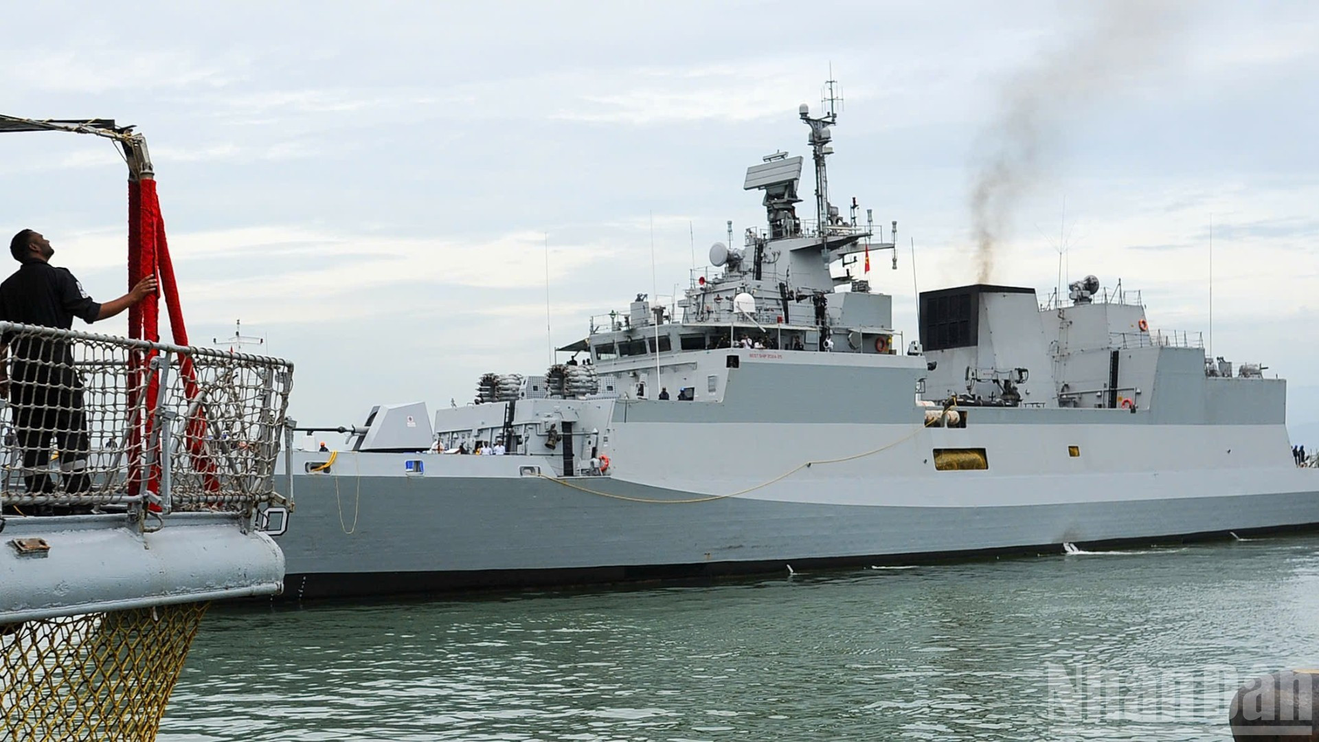 La flotilla está compuesta por el destructor INS Delhi, la corbeta antisubmarina INS Kiltan y el buque cisterna INS Shakti. La flotilla está compuesta por el destructor INS Delhi, la corbeta antisubmarina INS Kiltan y el buque cisterna INS Shakti.