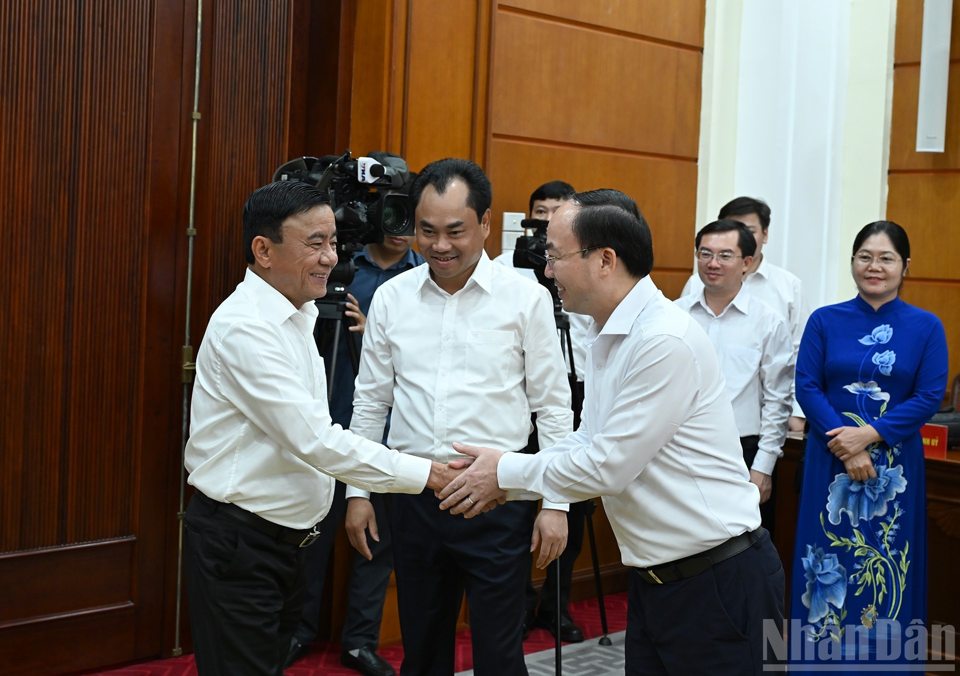 Tran Cam Tu con los miembros de la Junta Permanente del Comité del Partido de Thai Nguyen. Tran Cam Tu con los miembros de la Junta Permanente del Comité del Partido de Thai Nguyen.