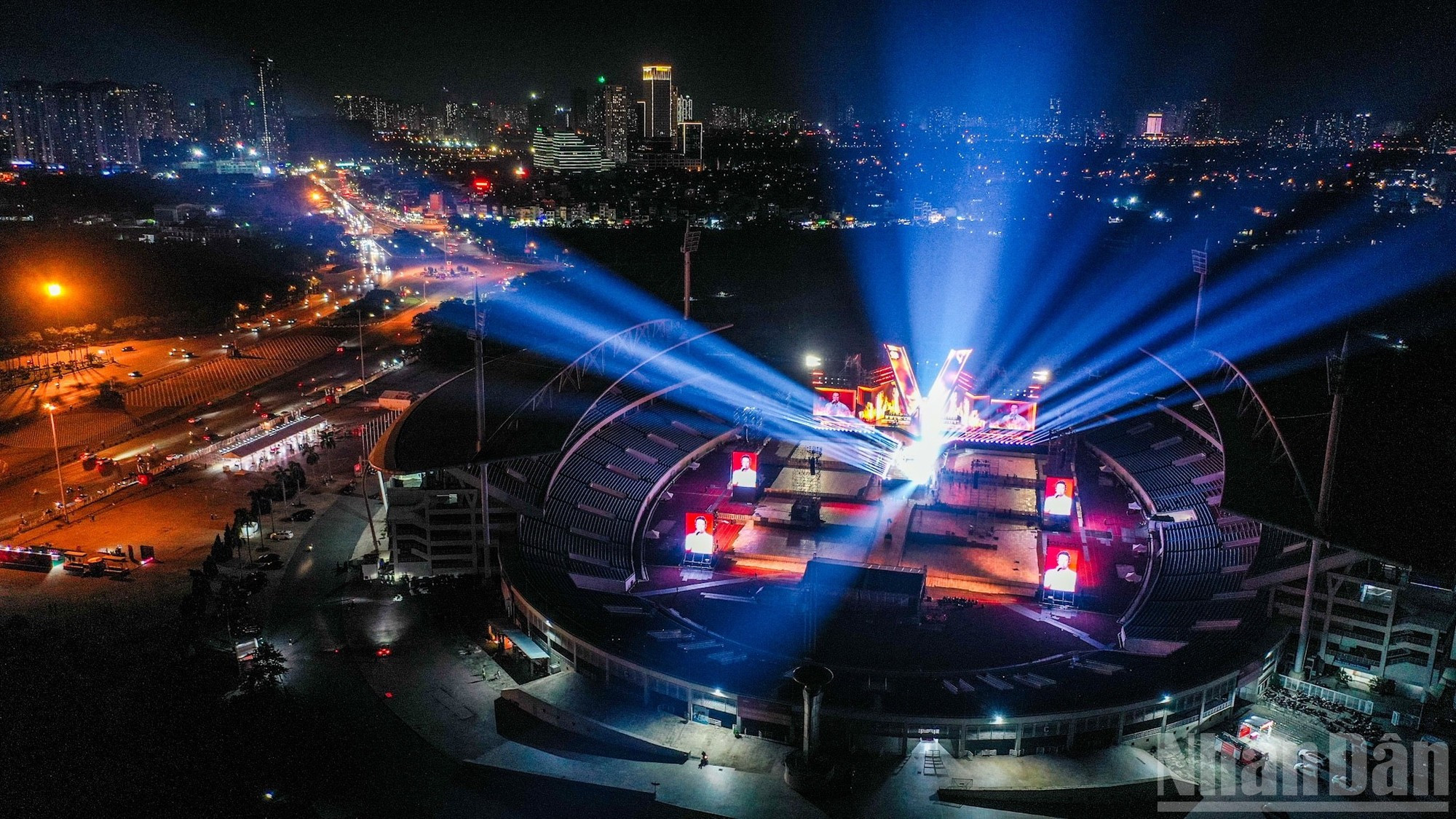 El escenario, con forma de la letra V y 26 metros de altura, se erige como una declaración de amor y orgullo de cada vietnamita hacia su Patria. El escenario, con forma de la letra V y 26 metros de altura, se erige como una declaración de amor y orgullo de cada vietnamita hacia su Patria.