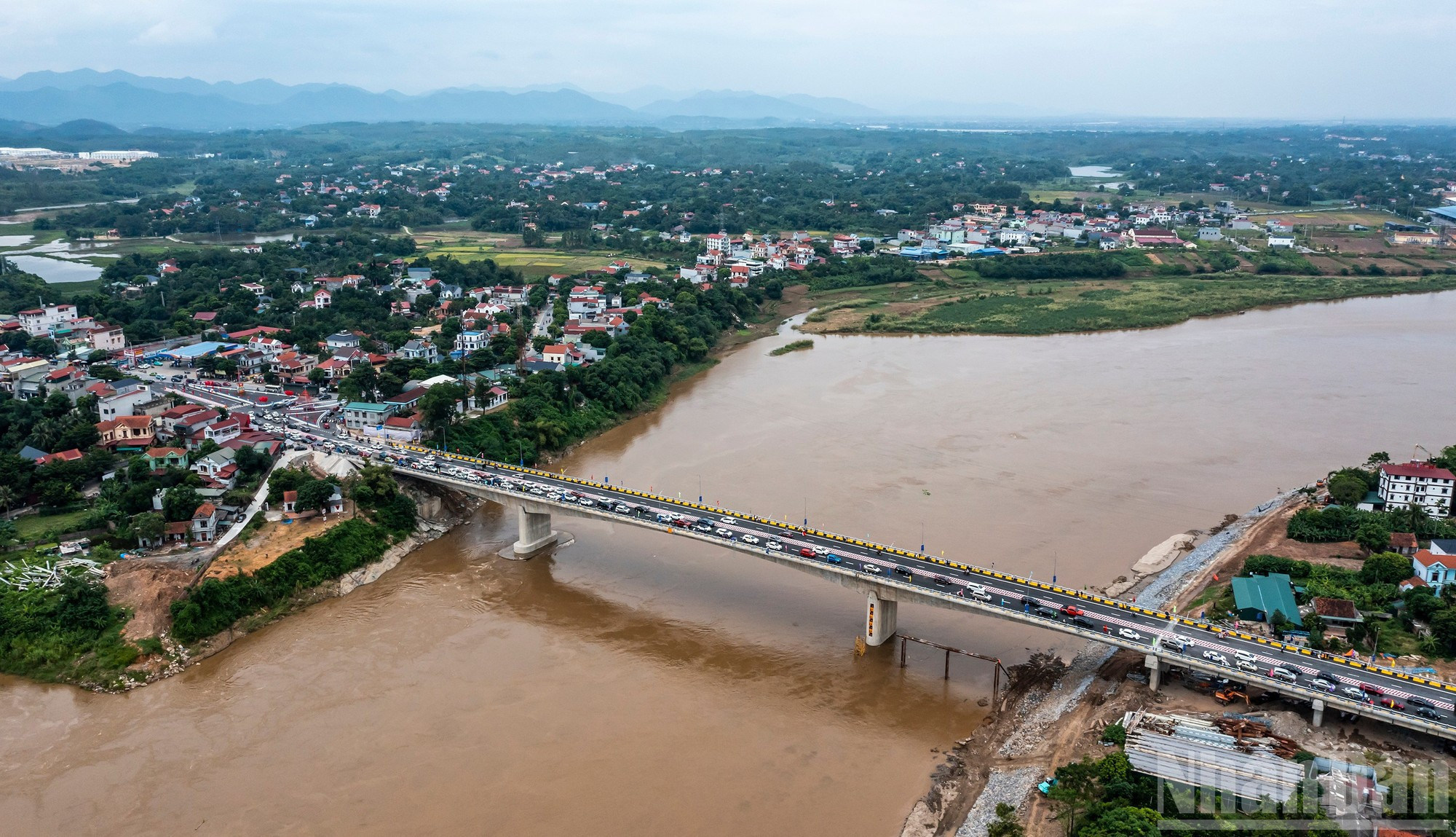 La sustitución del antiguo puente por el actual era de una tarea de urgencia para la conexión de las comunas de Phung Nguyen y Van Xuan. La sustitución del antiguo puente por el actual era de una tarea de urgencia para la conexión de las comunas de Phung Nguyen y Van Xuan.