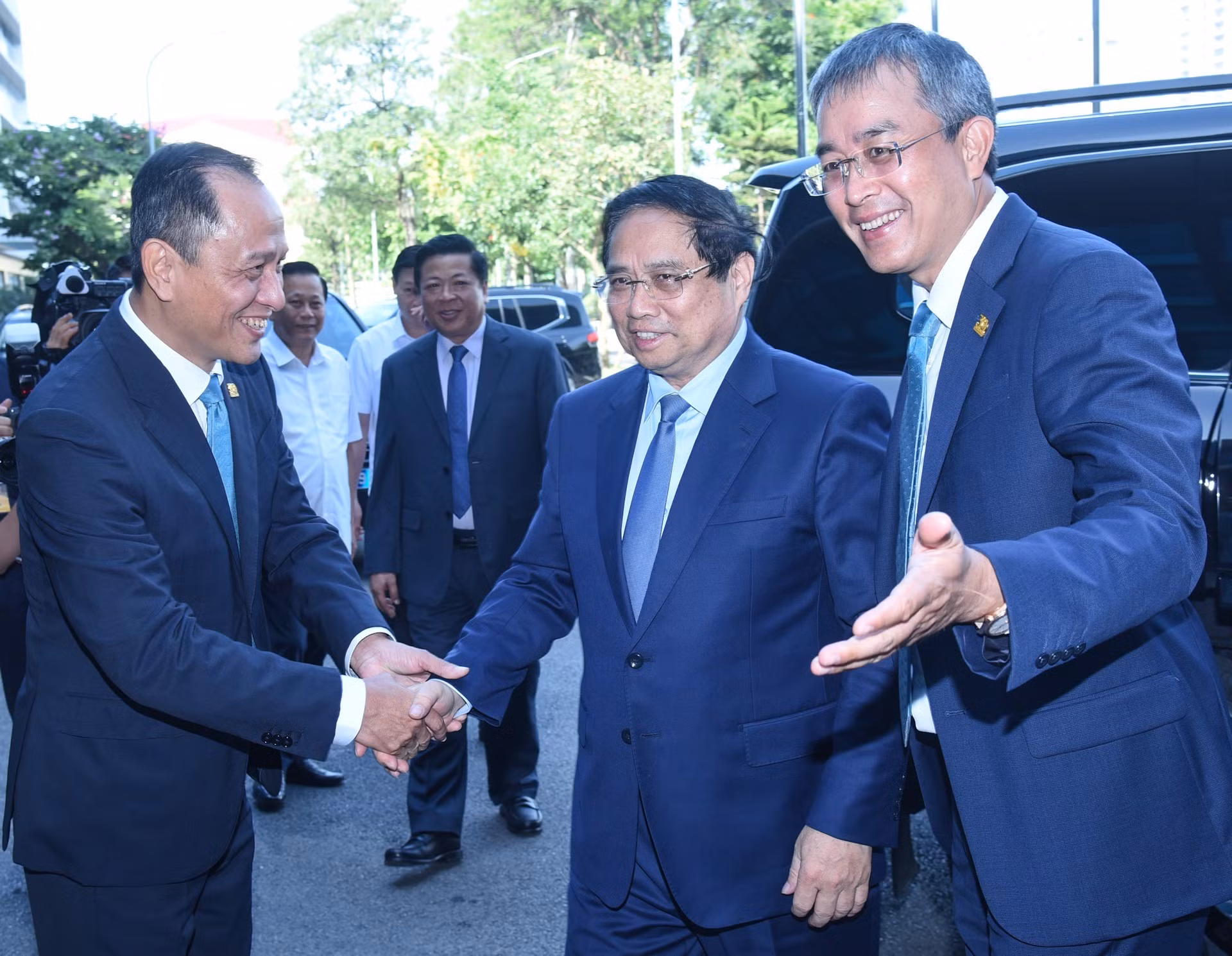 El primer ministro asiste a ceremonia.