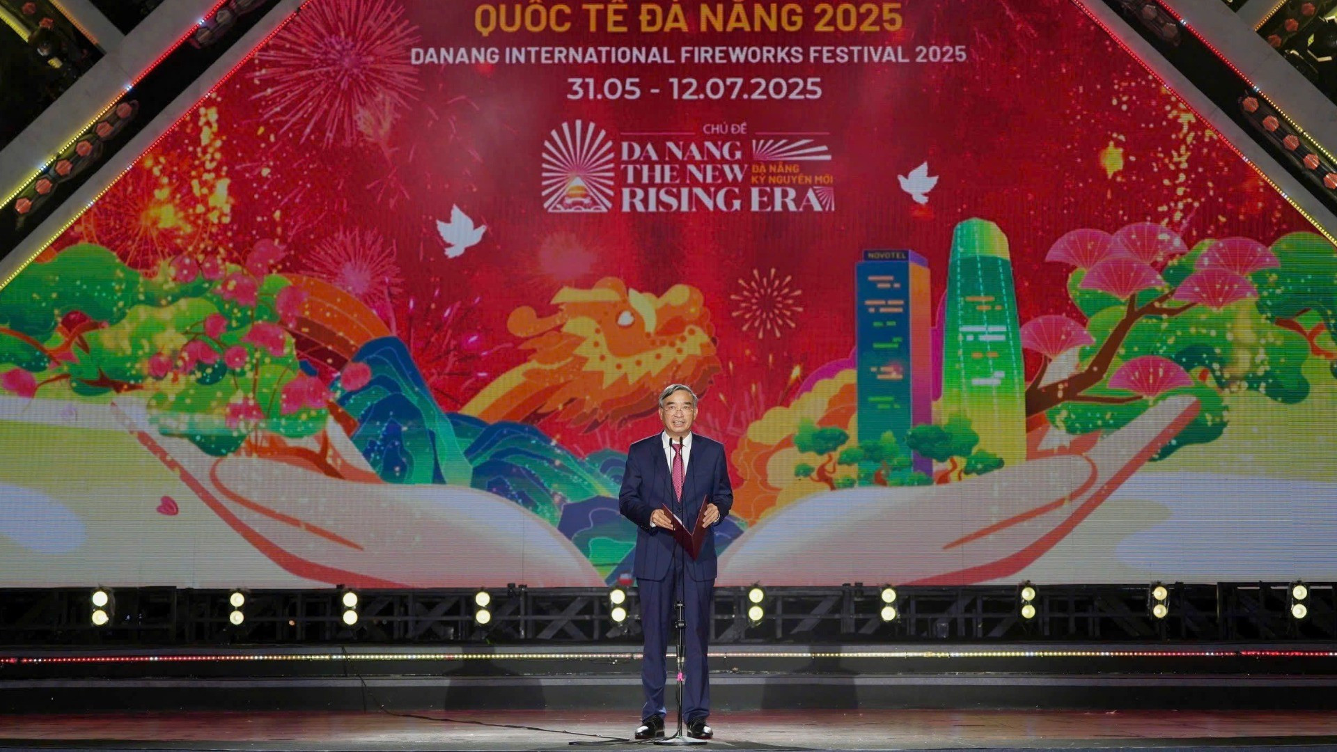 El presidente del Comité Popular de Da Nang, Le Trung Chinh, pronuncia su discurso. El presidente del Comité Popular de Da Nang, Le Trung Chinh, pronuncia su discurso.