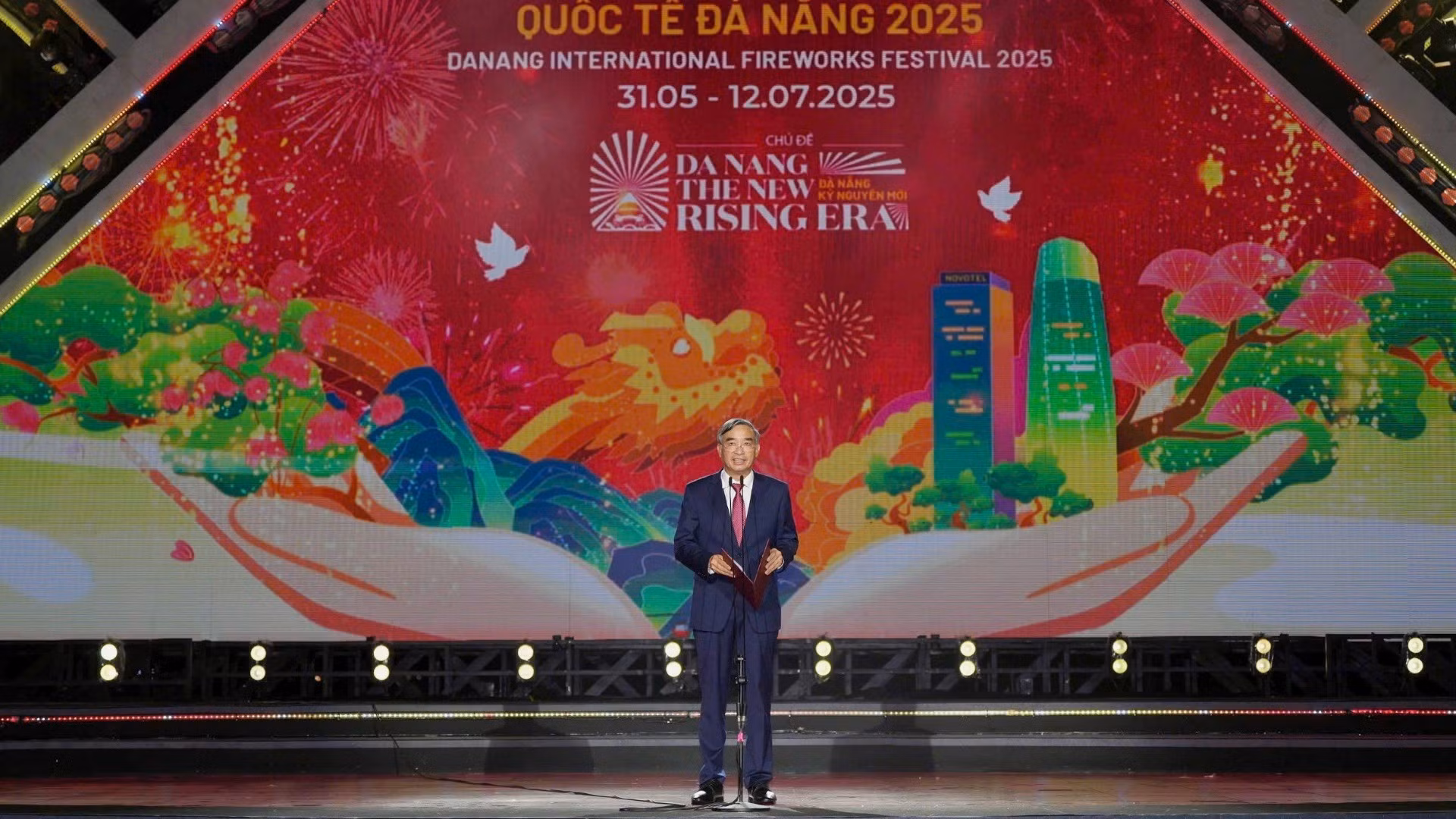 El presidente del Comité Popular de Da Nang, Le Trung Chinh, pronuncia su discurso.