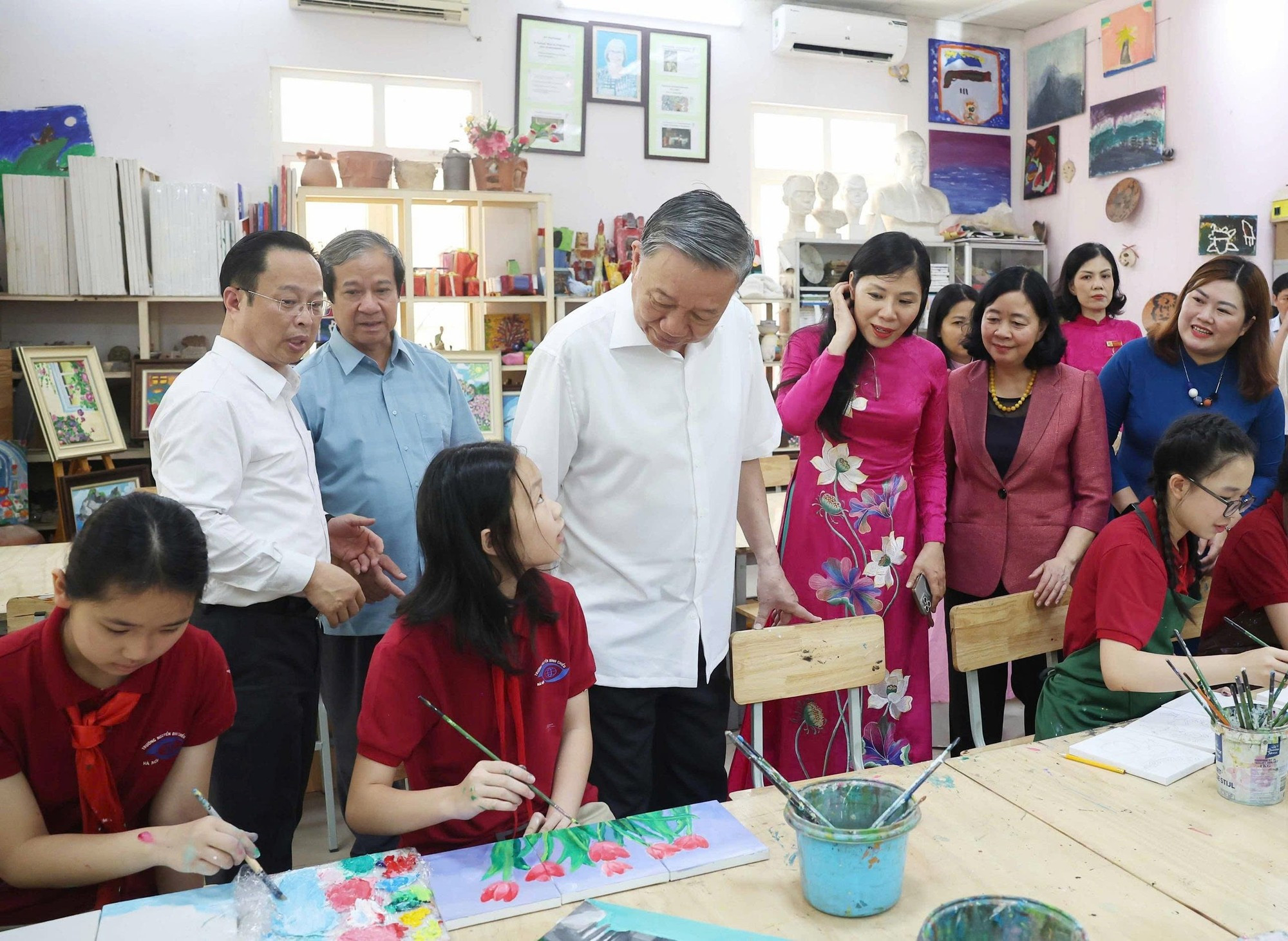 El líder del Partido visita la Casa del Arte para alumnos con discapacidad visual de la escuela Nguyen Dinh Chieu. (Foto: Thong Nhat/VNA) El líder del Partido visita la Casa del Arte para alumnos con discapacidad visual de la escuela Nguyen Dinh Chieu. (Foto: Thong Nhat/VNA)