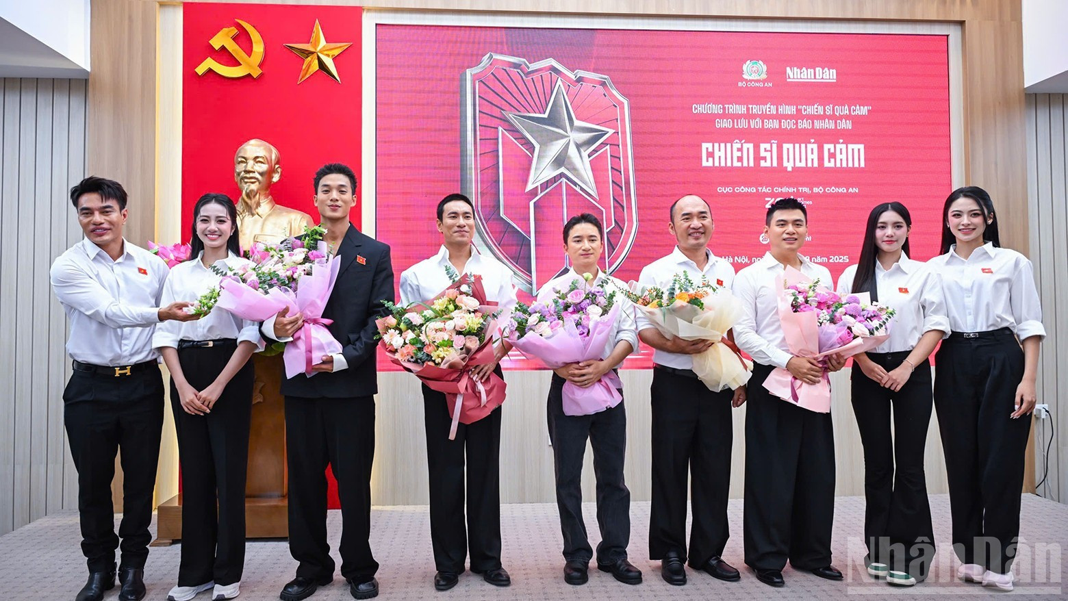 Las tres finalistas de Miss Vietnam 2024, en representación de los lectores de Nhan Dan, entregan flores a los artistas del programa. Las tres finalistas de Miss Vietnam 2024, en representación de los lectores de Nhan Dan, entregan flores a los artistas del programa.