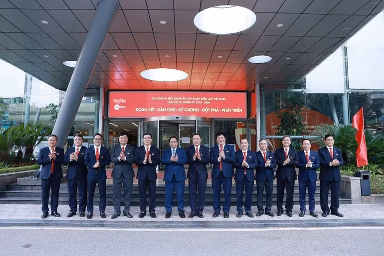 El primer ministro Pham Minh Chinh y dirigentes del EVN. (Foto: VNA)