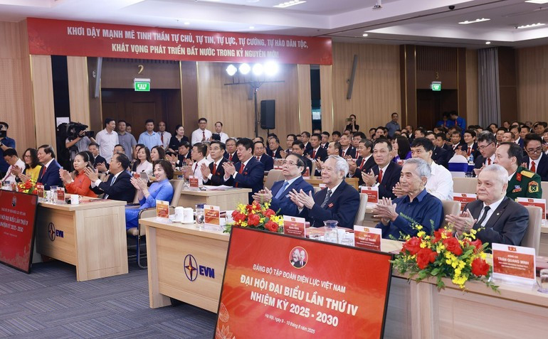 [Foto] Primer ministro asiste a IV Asamblea del Comité del PCV en el Grupo de Electricidad de Vietnam