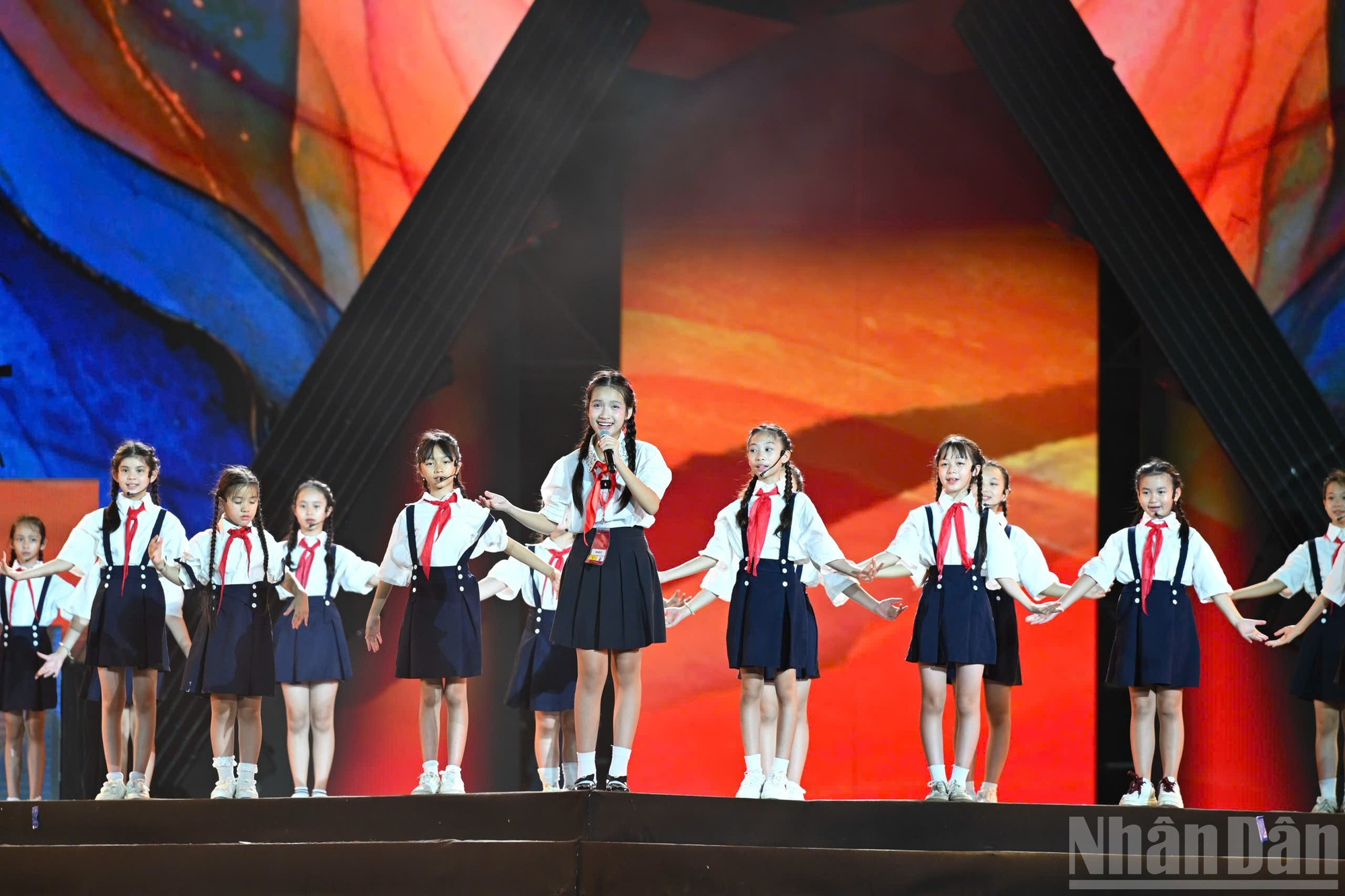 Niños interpretan la canción “¿Quién ama al Tío Ho Chi Minh más que los niños?”. Niños interpretan la canción “¿Quién ama al Tío Ho Chi Minh más que los niños?”.