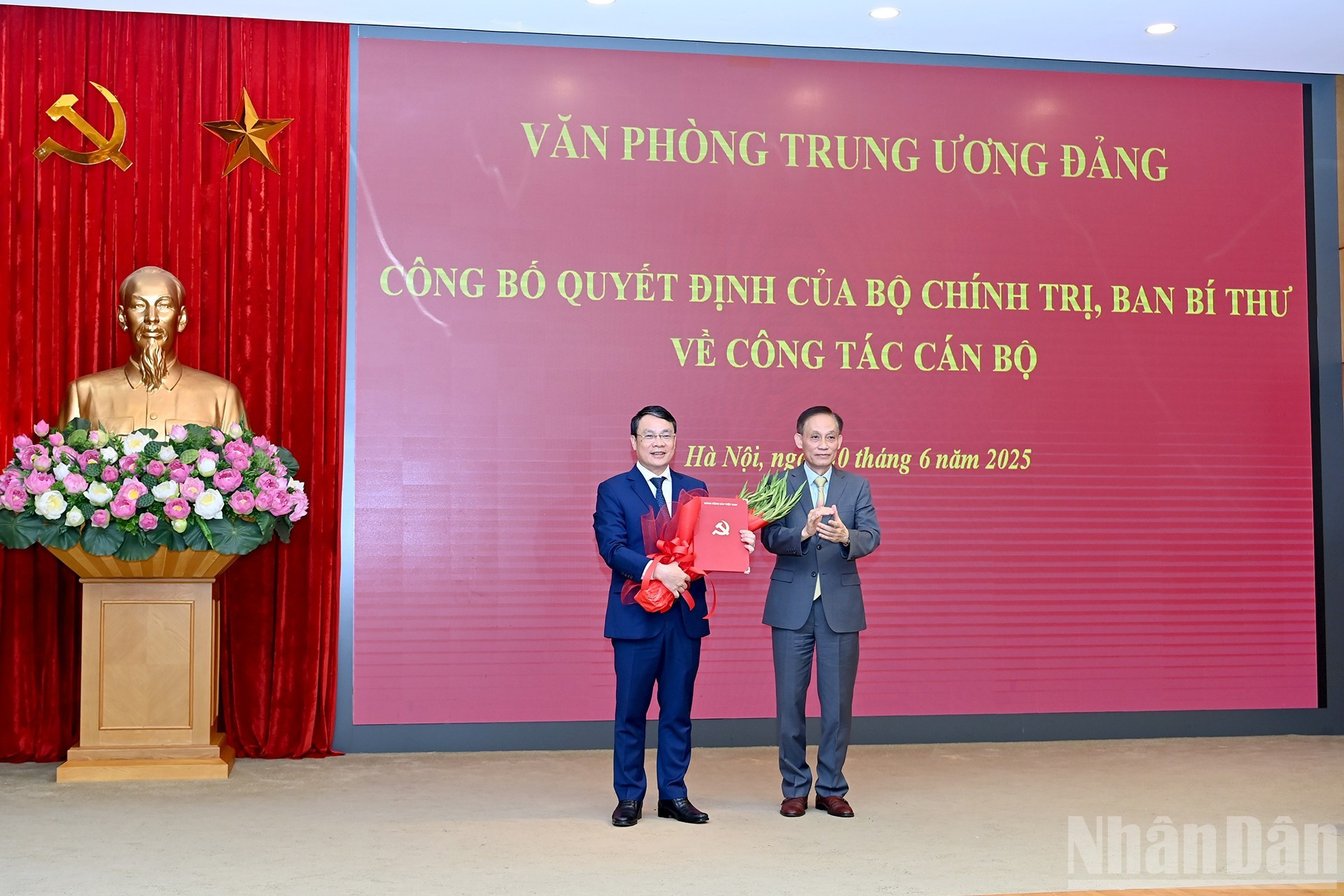 El camarada Le Hoai Trung, miembro del Secretariado y jefe de la Oficina del Comité Central del PCV, entregó la decisión del Buró Político sobre el nombramiento del camarada Dang Khanh Toan como nuevo vicetitular de esta oficina.