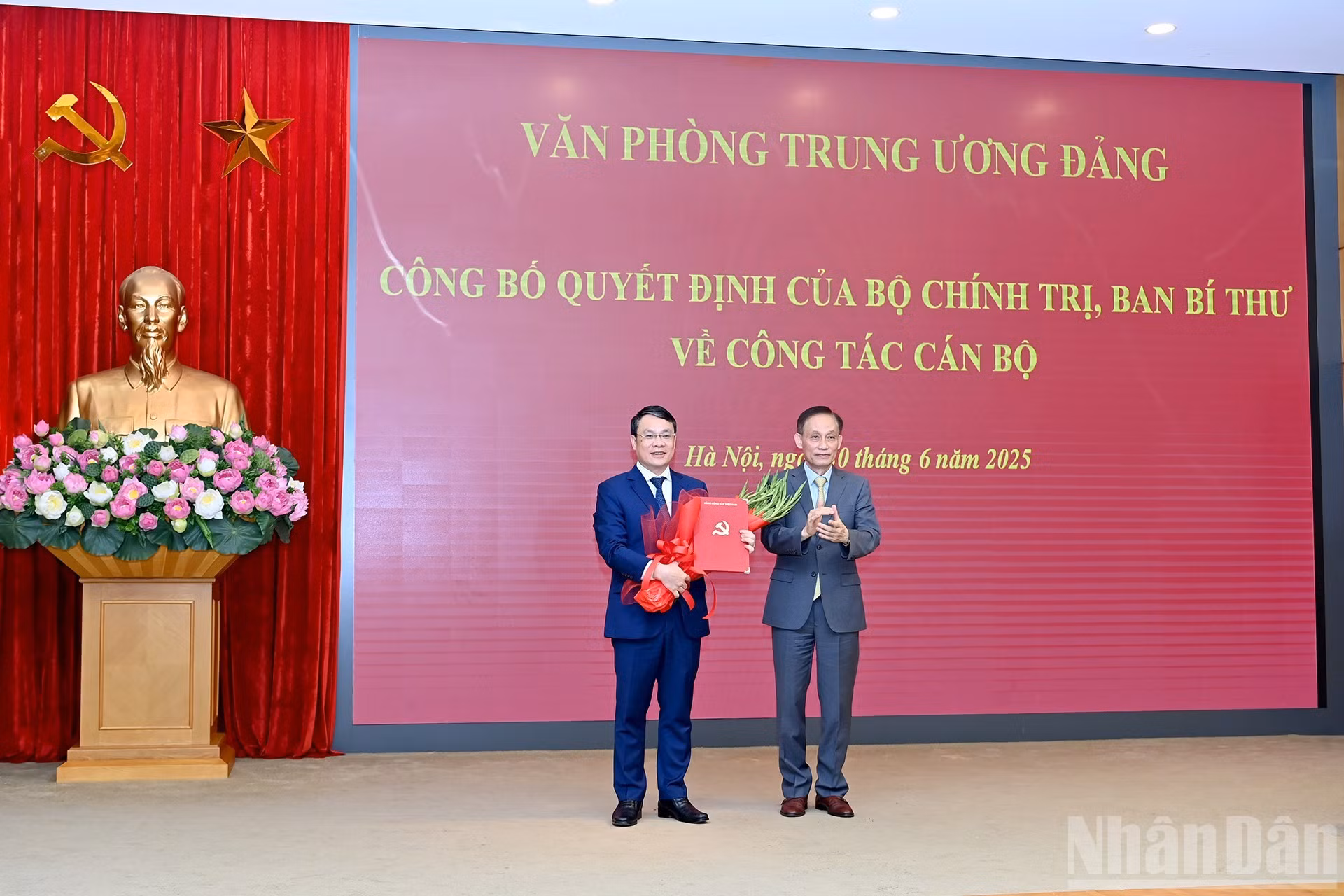 El camarada Le Hoai Trung, miembro del Secretariado y jefe de la Oficina del Comité Central del PCV, entregó la decisión del Buró Político sobre el nombramiento del camarada Dang Khanh Toan como nuevo vicetitular de esta oficina.
