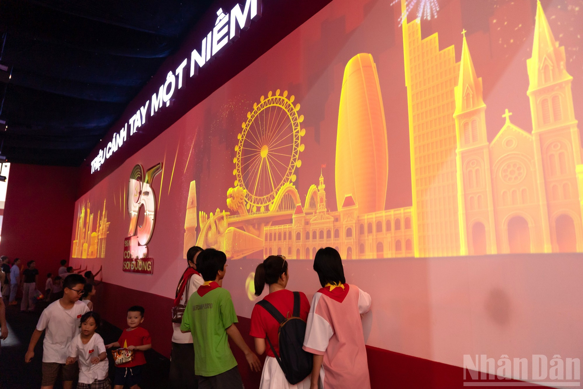 La exposición incorpora tecnologías modernas, como la realidad aumentada, la tecnología 3D y hologramas, para recrear de manera vívida cada etapa histórica y permitir que el público, especialmente las nuevas generaciones, comprenda mejor los sacrificios y aportaciones de sus antepasados.