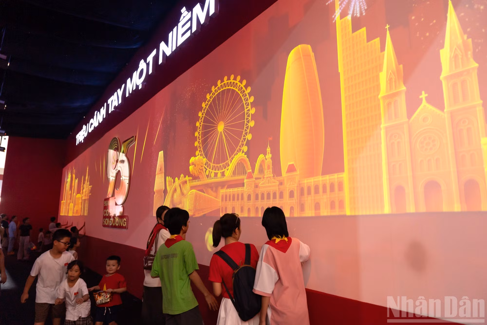 La exposición incorpora tecnologías modernas, como la realidad aumentada, la tecnología 3D y hologramas, para recrear de manera vívida cada etapa histórica y permitir que el público, especialmente las nuevas generaciones, comprenda mejor los sacrificios y aportaciones de sus antepasados.