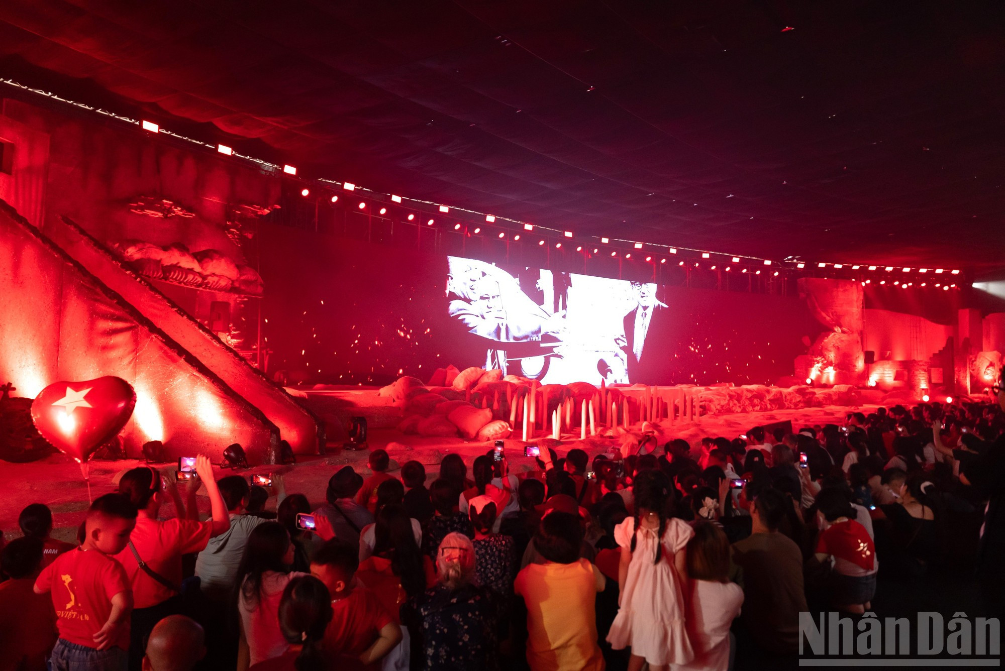 La muestra transporta a los visitantes a la etapa 1945-1954, cuando, bajo la dirección acertada del Partido Comunista de Vietnam, el pueblo vietnamita derrotó al colonialismo francés y la intervención estadounidense.