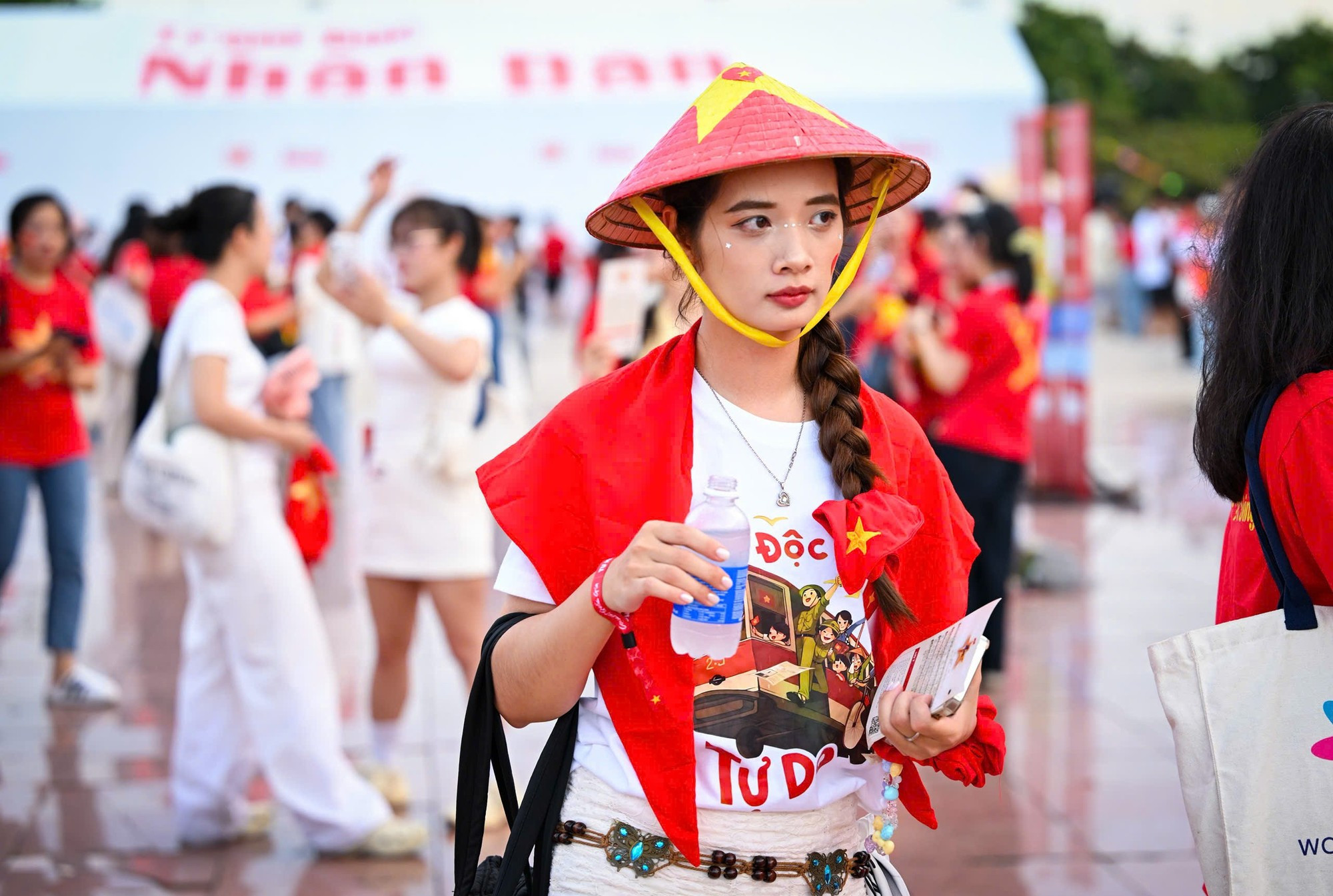Jóvenes posan con la entrada del programa.