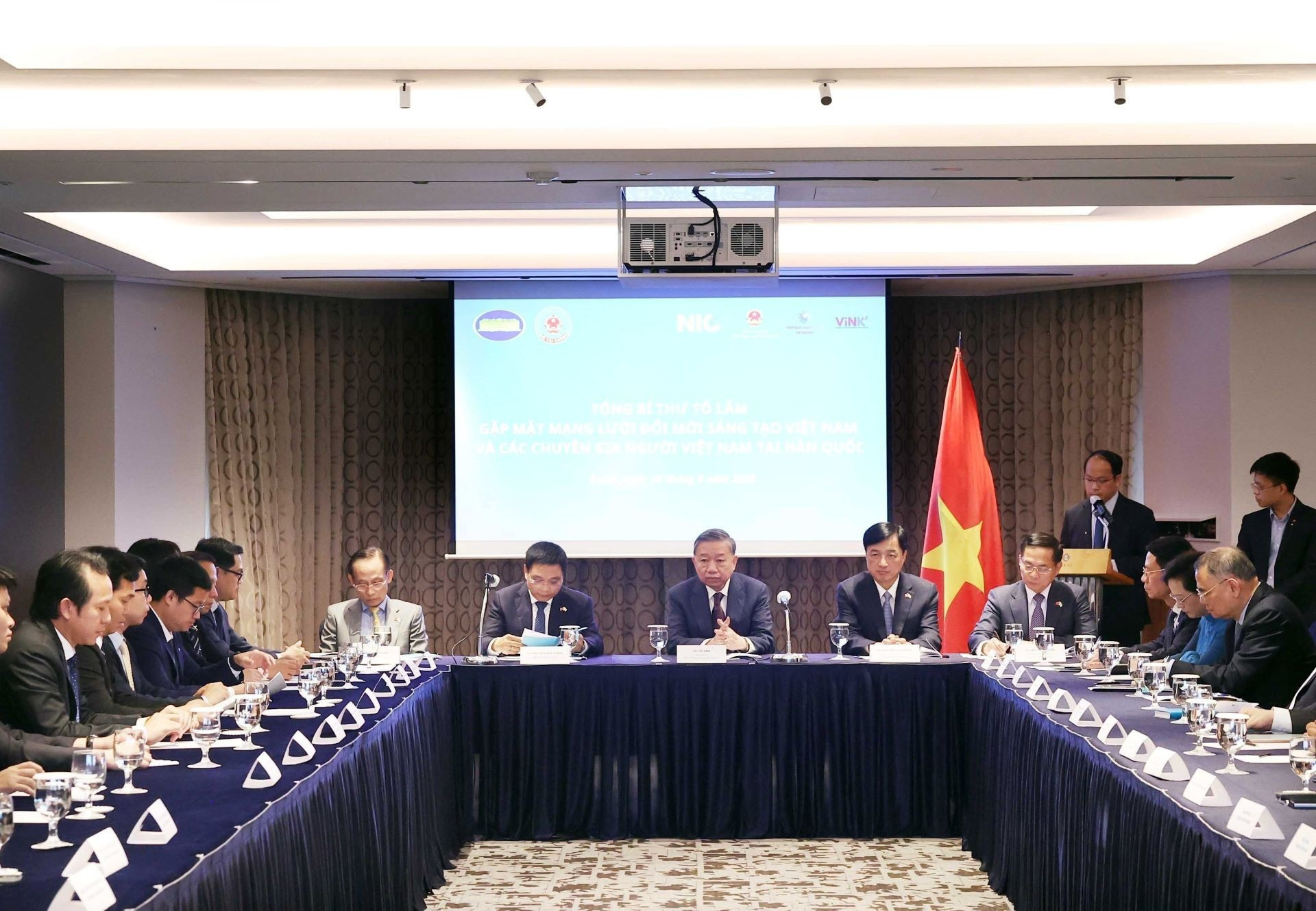 [Foto] Líder partidista vietnamita se reúne con miembros de la Red de Innovación y Creatividad de Vietnam en Corea del Sur