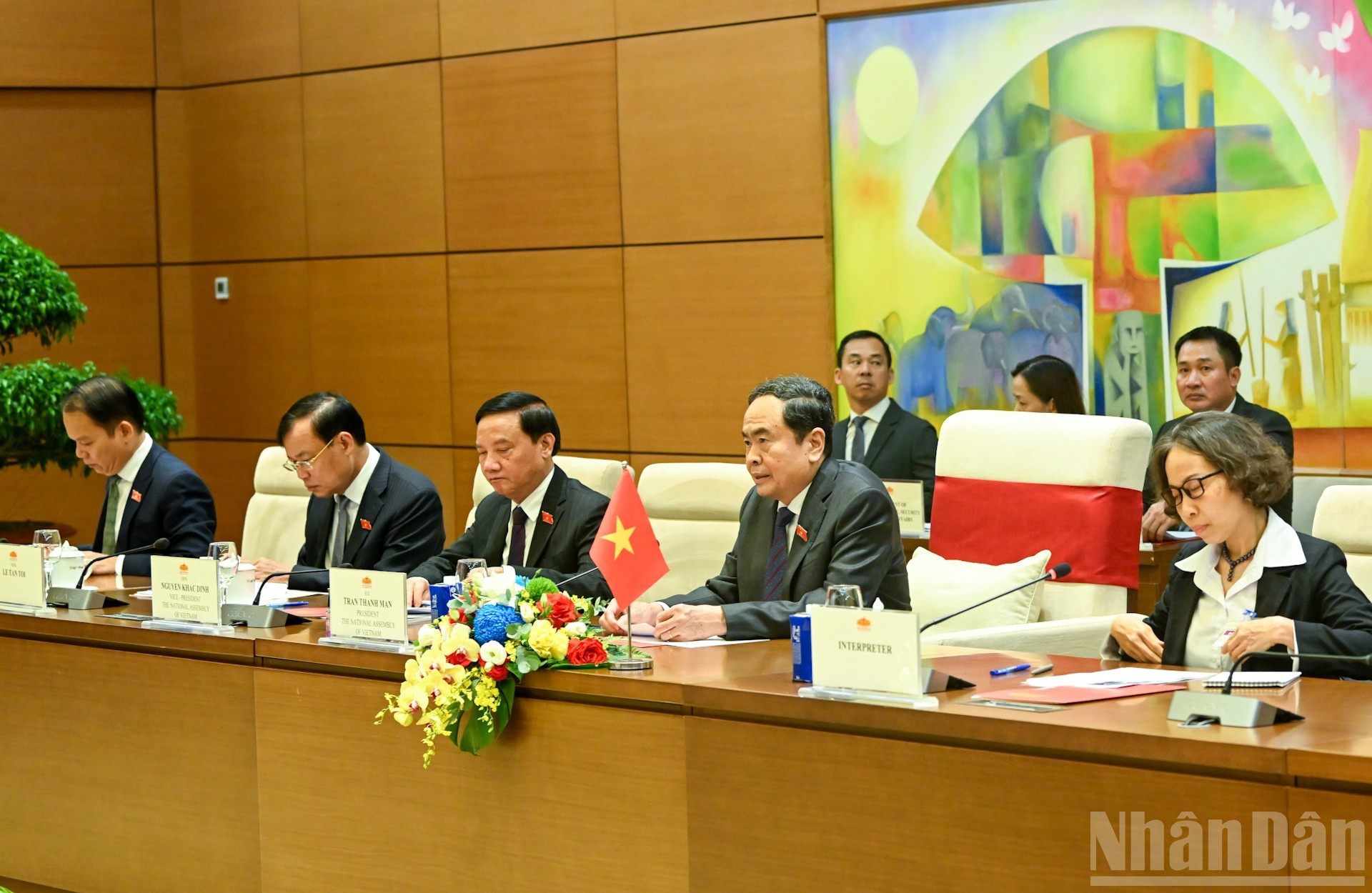 Tran Thanh Man junto con delegados de la ANV en la reunión. Tran Thanh Man junto con delegados de la ANV en la reunión.
