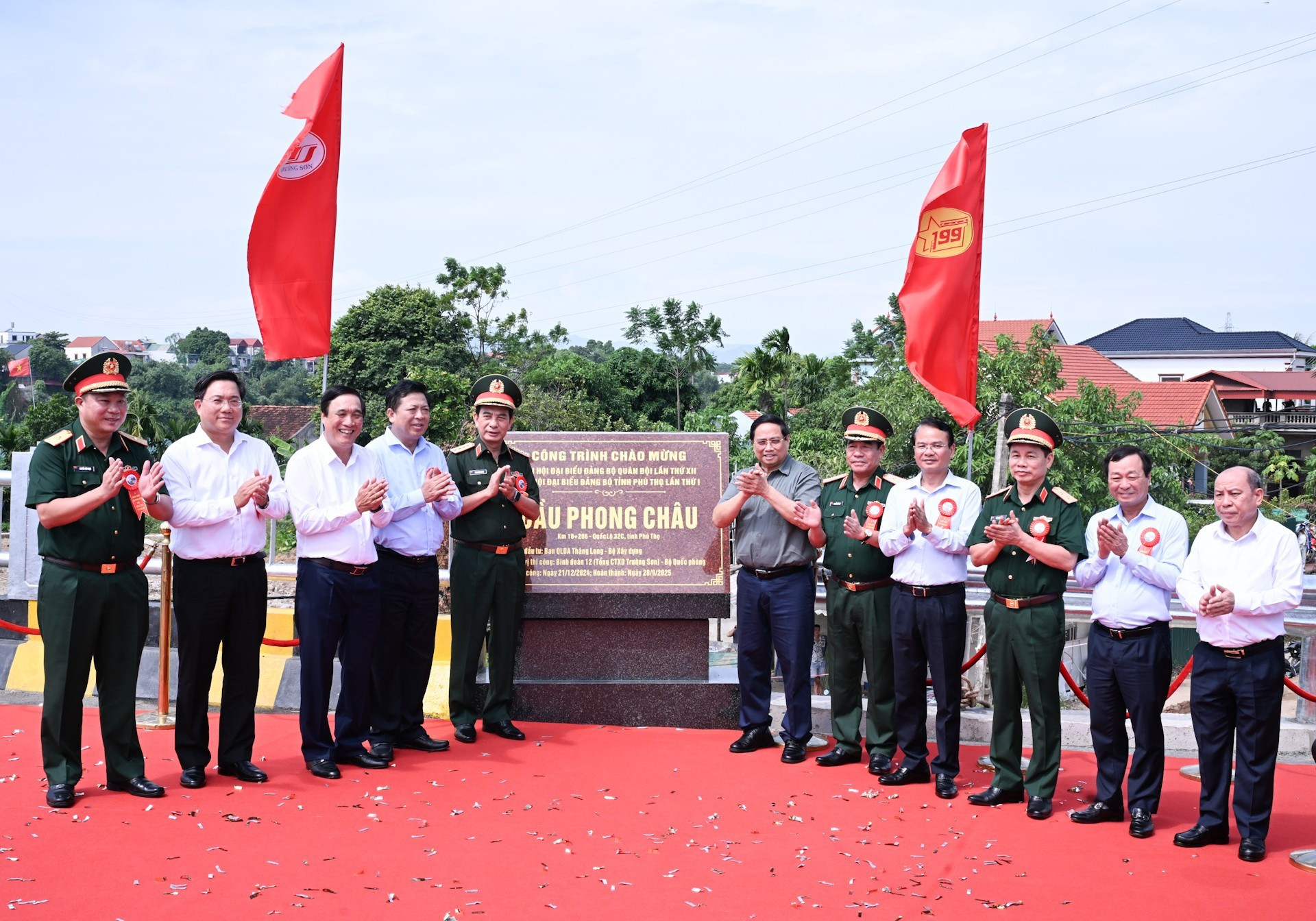 El primer ministro Pham Minh Chinh y los delegados colocan la placa conmemorativa de la obra en saludo al XII asamblea partidista del Ejército y a la primera asamblea partidista de Phu Tho.