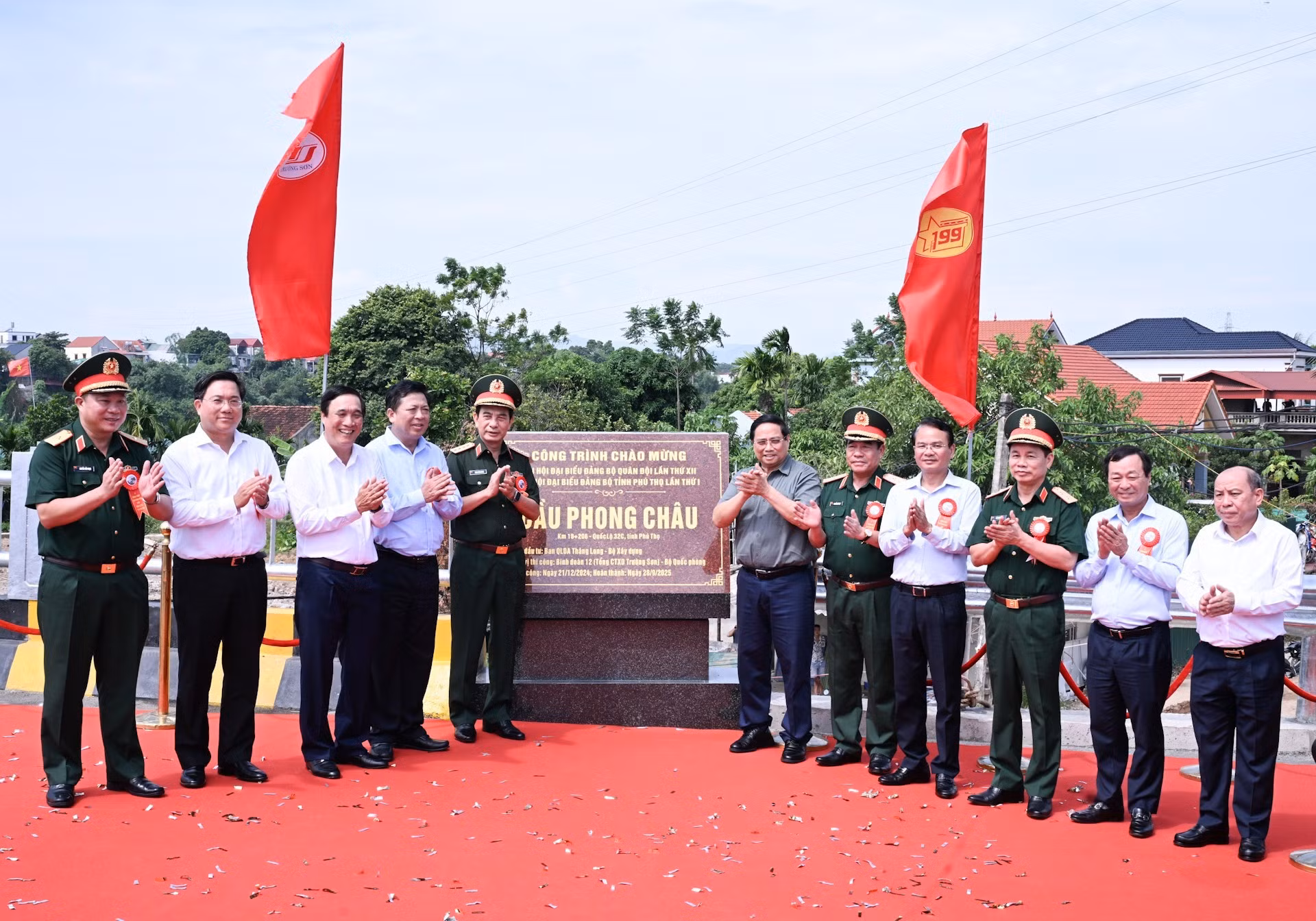El primer ministro Pham Minh Chinh y los delegados colocan la placa conmemorativa de la obra en saludo al XII asamblea partidista del Ejército y a la primera asamblea partidista de Phu Tho.