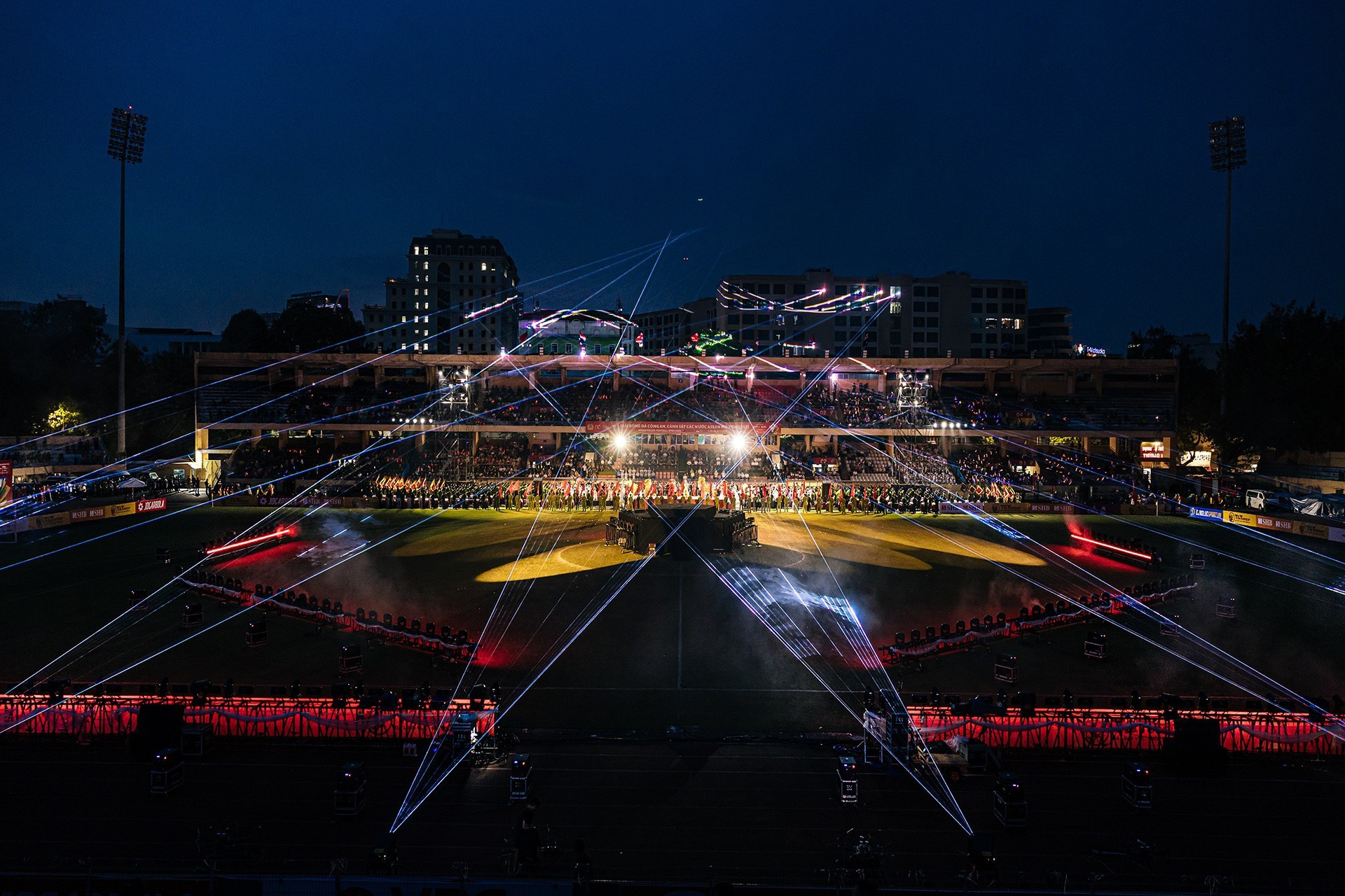 Gracias a la incorporación de tecnología de punta, como mapping láser, escenario móvil, efectos de luz en 360 grados y proyecciones visuales, la ceremonia alcanza un nivel comparable al de eventos internacionales como la Copa del Mundo o la Copa Asiática. Gracias a la incorporación de tecnología de punta, como mapping láser, escenario móvil, efectos de luz en 360 grados y proyecciones visuales, la ceremonia alcanza un nivel comparable al de eventos internacionales como la Copa del Mundo o la Copa Asiática.