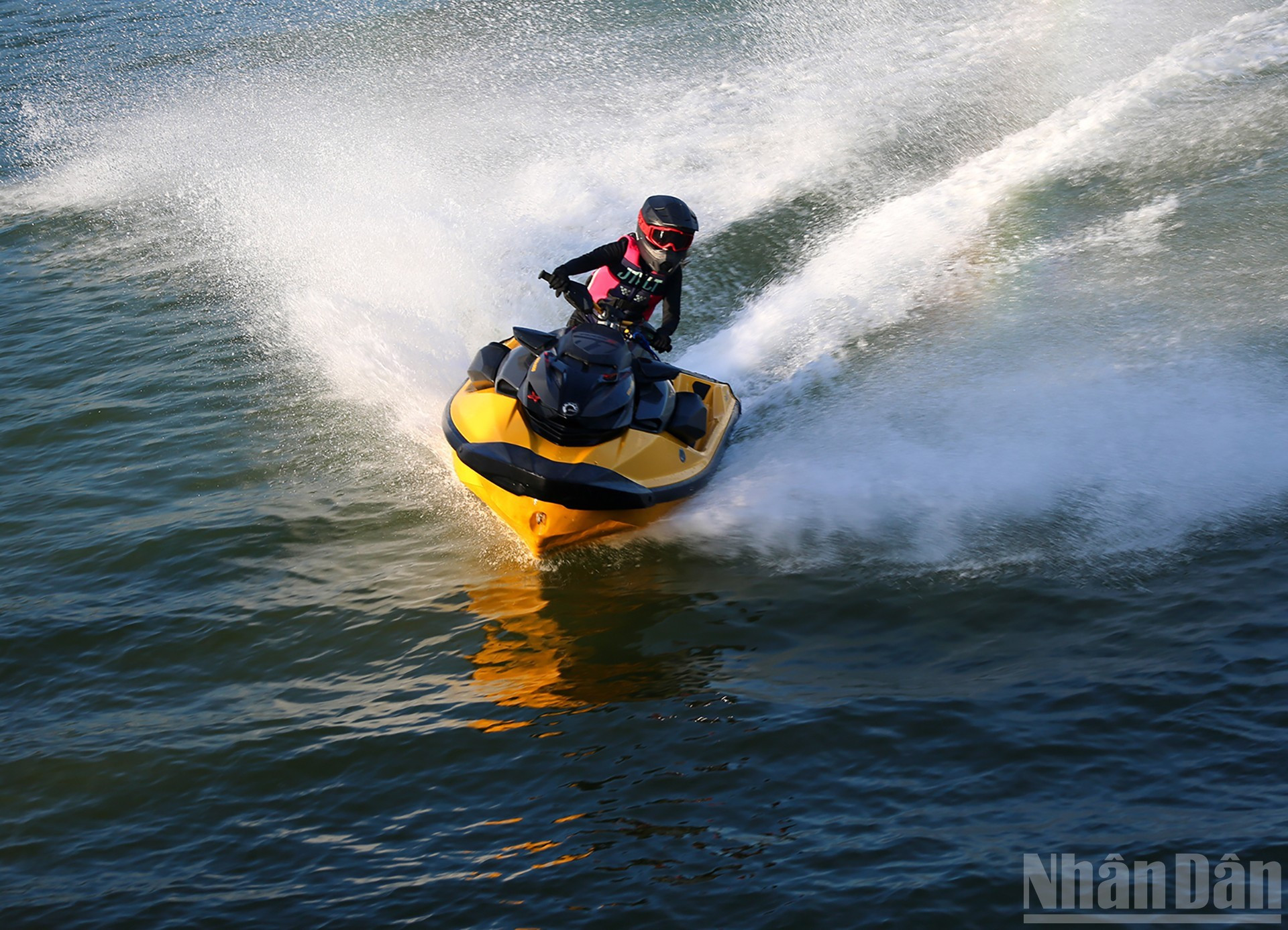 Las motos acuáticas de alta velocidad son una de las experiencias favoritas de los turistas.