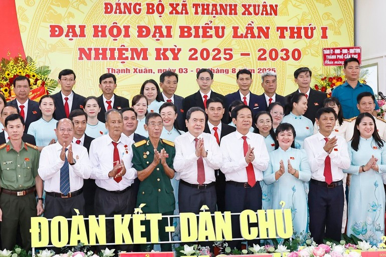 El máximo legislador felicita al Comité partidista de la comuna de Thanh Xuan para el mandato 2025-2030. (Foto: VNA)