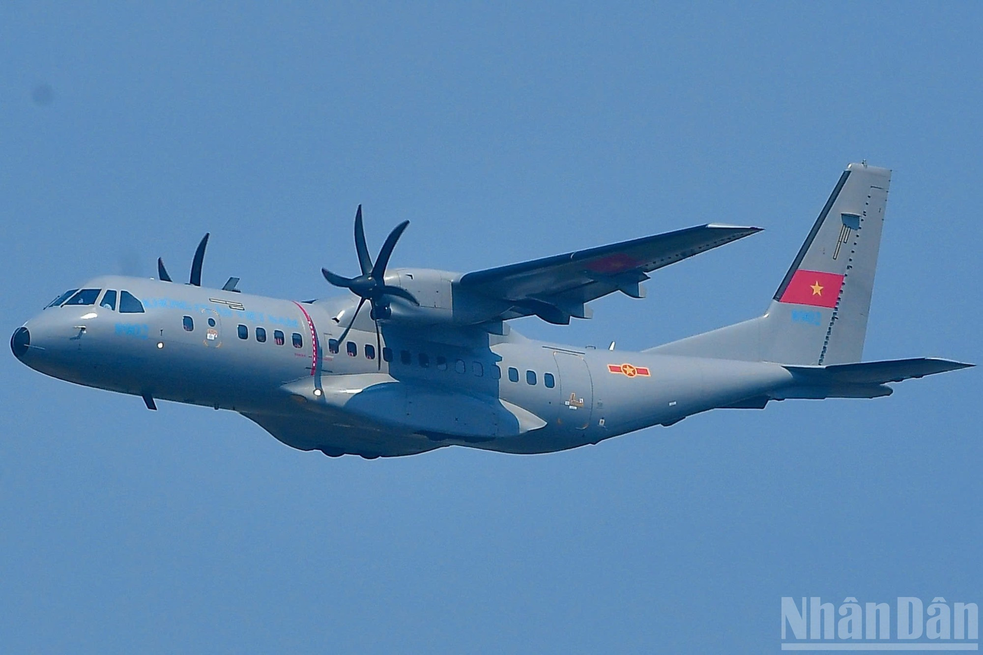 Tres aviones de transporte CASA C-295 y C-212i siguen a la formación de helicópteros. Tres aviones de transporte CASA C-295 y C-212i siguen a la formación de helicópteros.