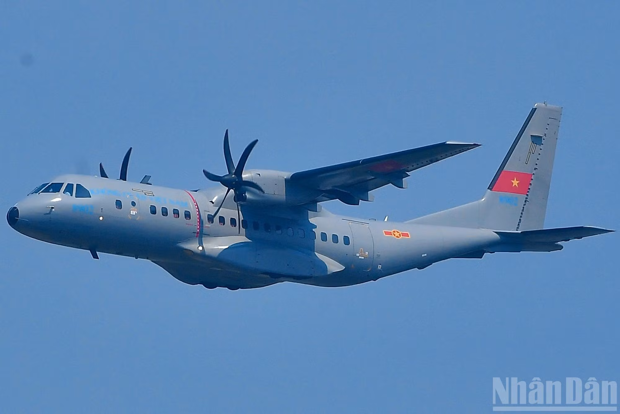Tres aviones de transporte CASA C-295 y C-212i siguen a la formación de helicópteros.