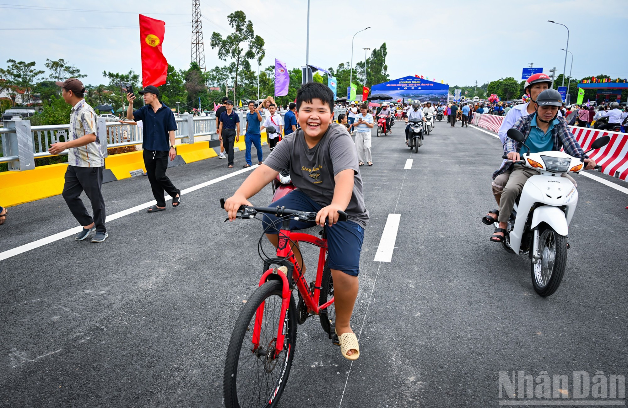 El primer ministro Pham Minh Chinh expresó: “Hoy también se vieron lágrimas. Si las de hace un año eran de dolor, las de hoy son de confianza, esperanza y orgullo por la reconstrucción del puente de Phong Chau”. En la imagen, la sonrisa inocente de un niño refleja la felicidad de poder caminar por la amplia superficie de la moderna infraestructura. El primer ministro Pham Minh Chinh expresó: “Hoy también se vieron lágrimas. Si las de hace un año eran de dolor, las de hoy son de confianza, esperanza y orgullo por la reconstrucción del puente de Phong Chau”. En la imagen, la sonrisa inocente de un niño refleja la felicidad de poder caminar por la amplia superficie de la moderna infraestructura.
