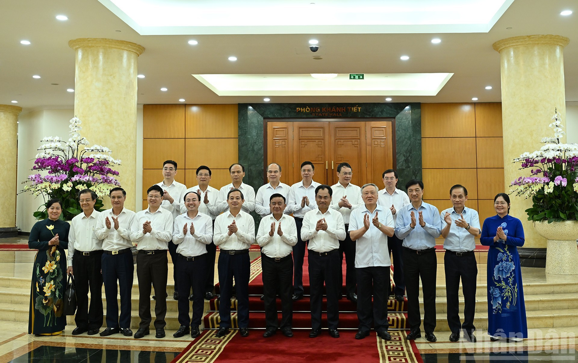 El miembro permanente del Secretariado Tran Cam Tu junto con miembros del Buró Político y del Secretariado y los delegados en la reunión con la Junta Permanente del Comité del Partido de Thai Nguyen. El miembro permanente del Secretariado Tran Cam Tu junto con miembros del Buró Político y del Secretariado y los delegados en la reunión con la Junta Permanente del Comité del Partido de Thai Nguyen.