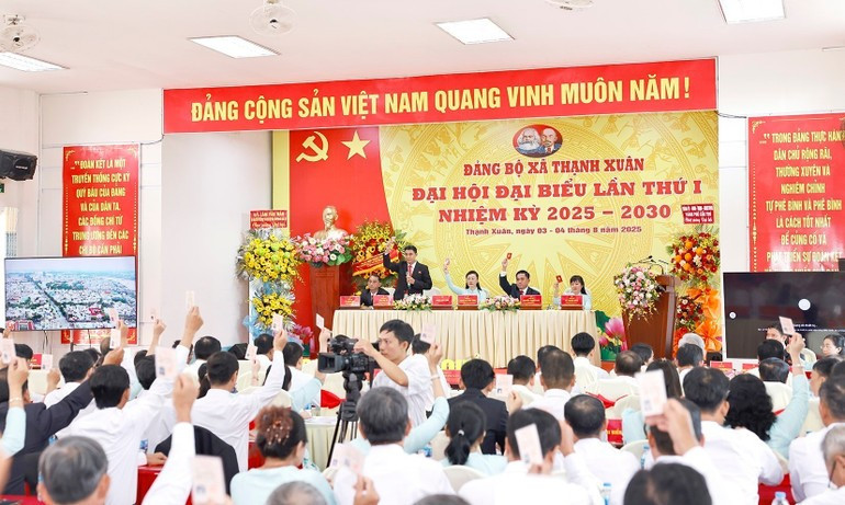 Delegados votan en la reunión. (Foto: VNA)
