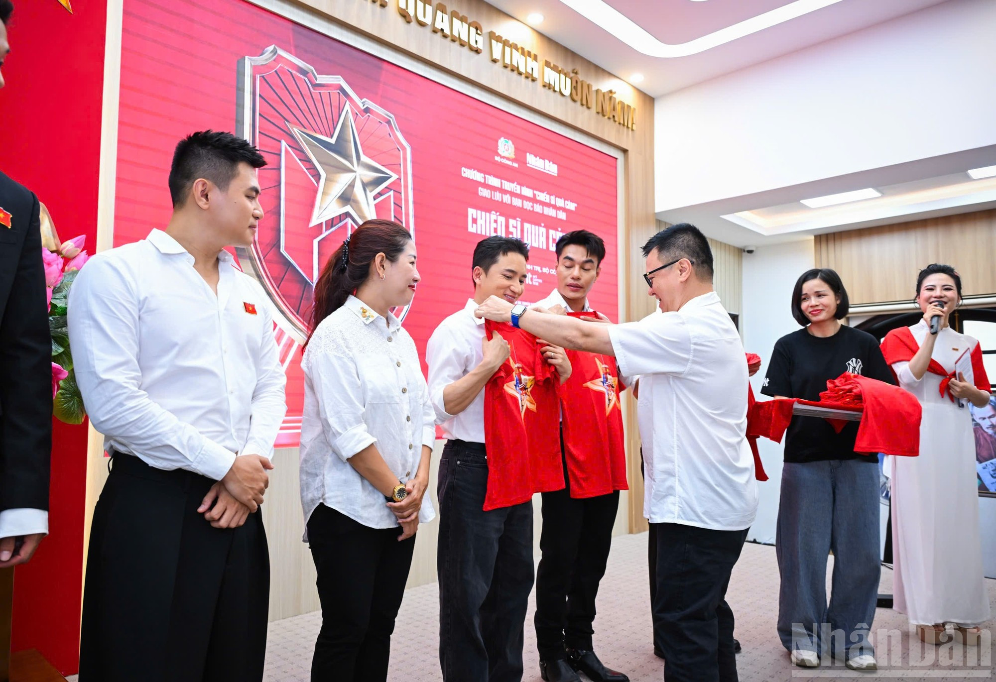 Le Quoc Minh entrega recuerdos al equipo de producción del programa. Le Quoc Minh entrega recuerdos al equipo de producción del programa.