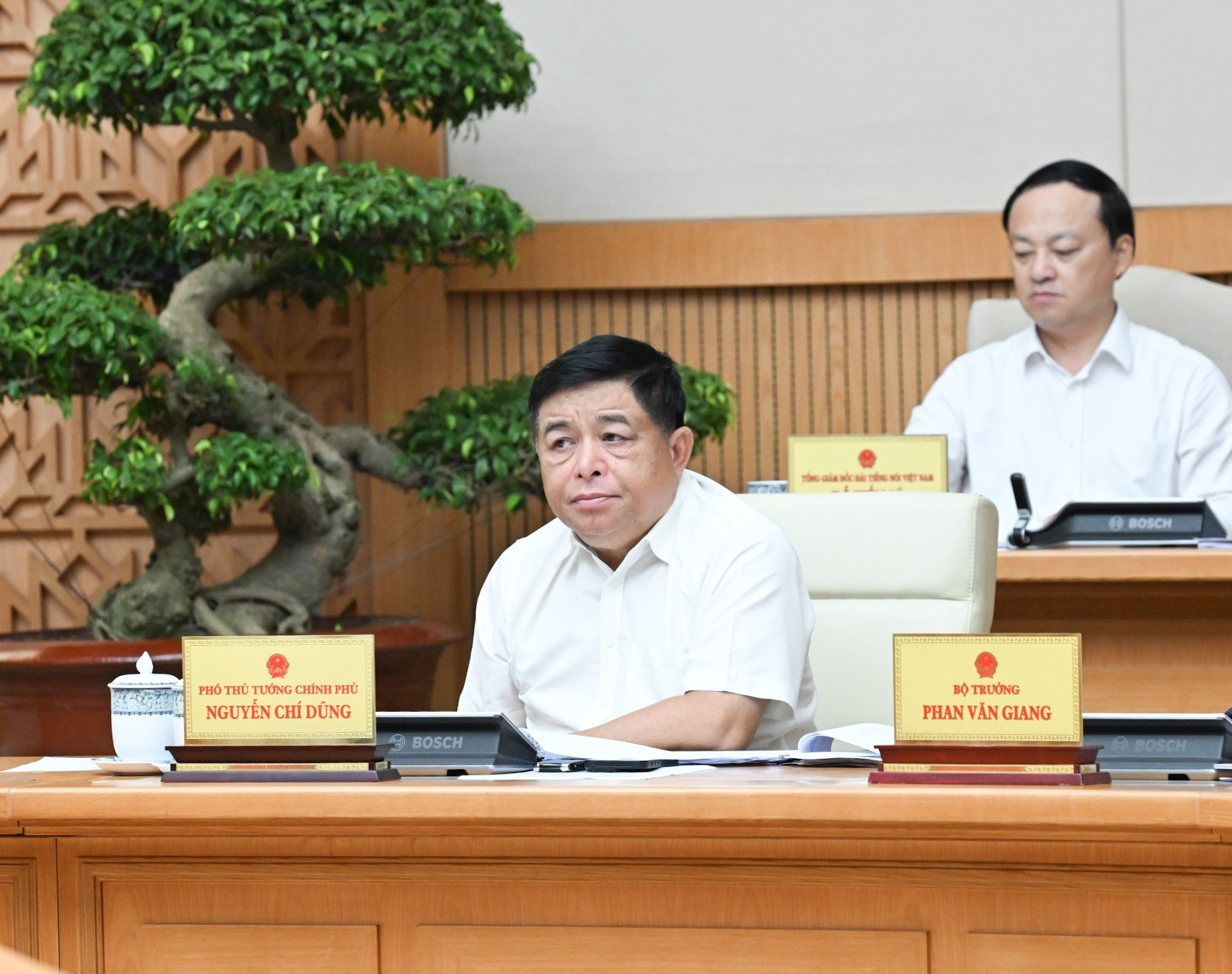 El viceprimer ministro Nguyen Chi Dung conduce la reunión.