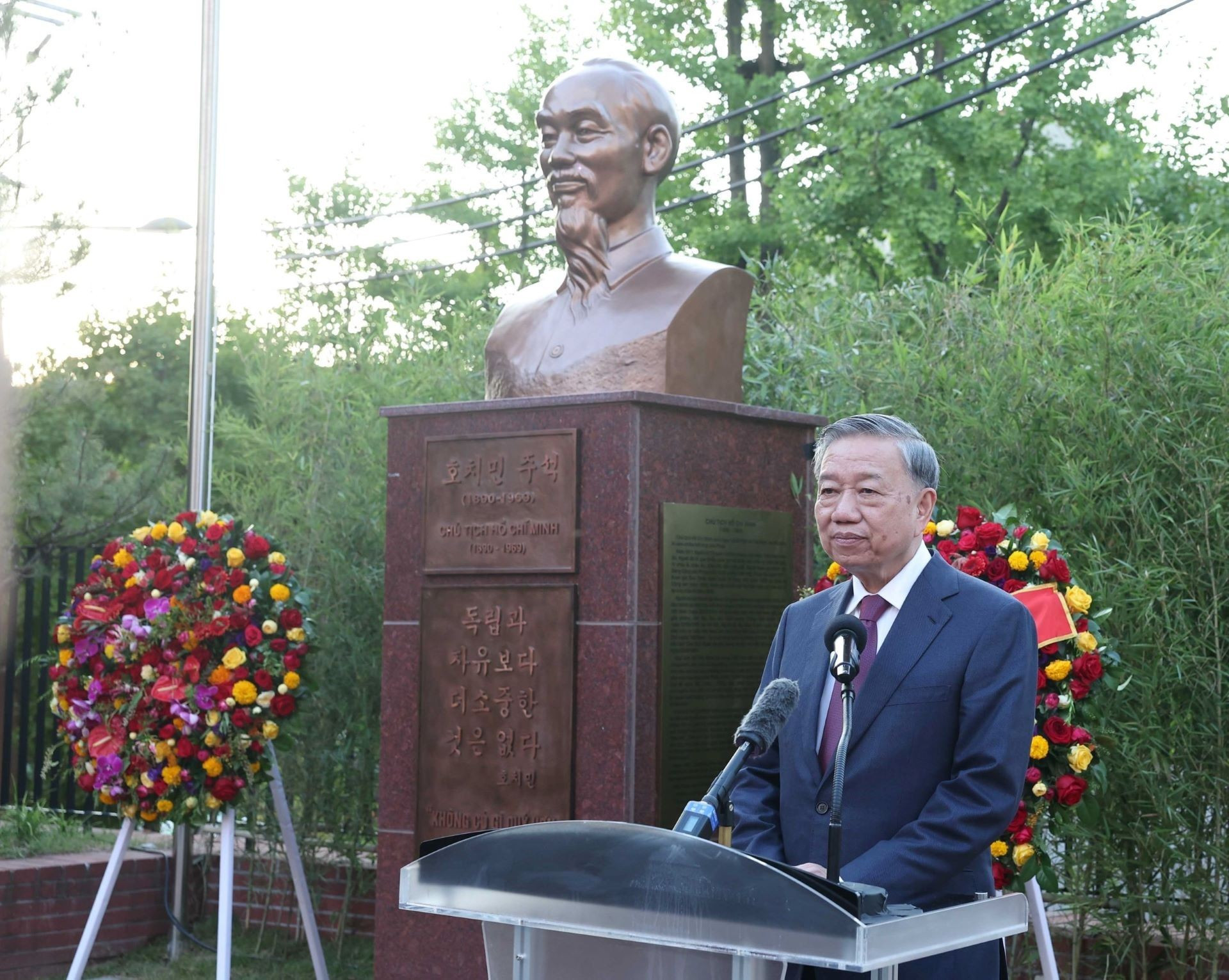 [Foto] Líder partidista vietnamita asiste a inauguración de estatua del Presidente Ho Chi Minh en Embajada de Vietnam en Corea del Sur