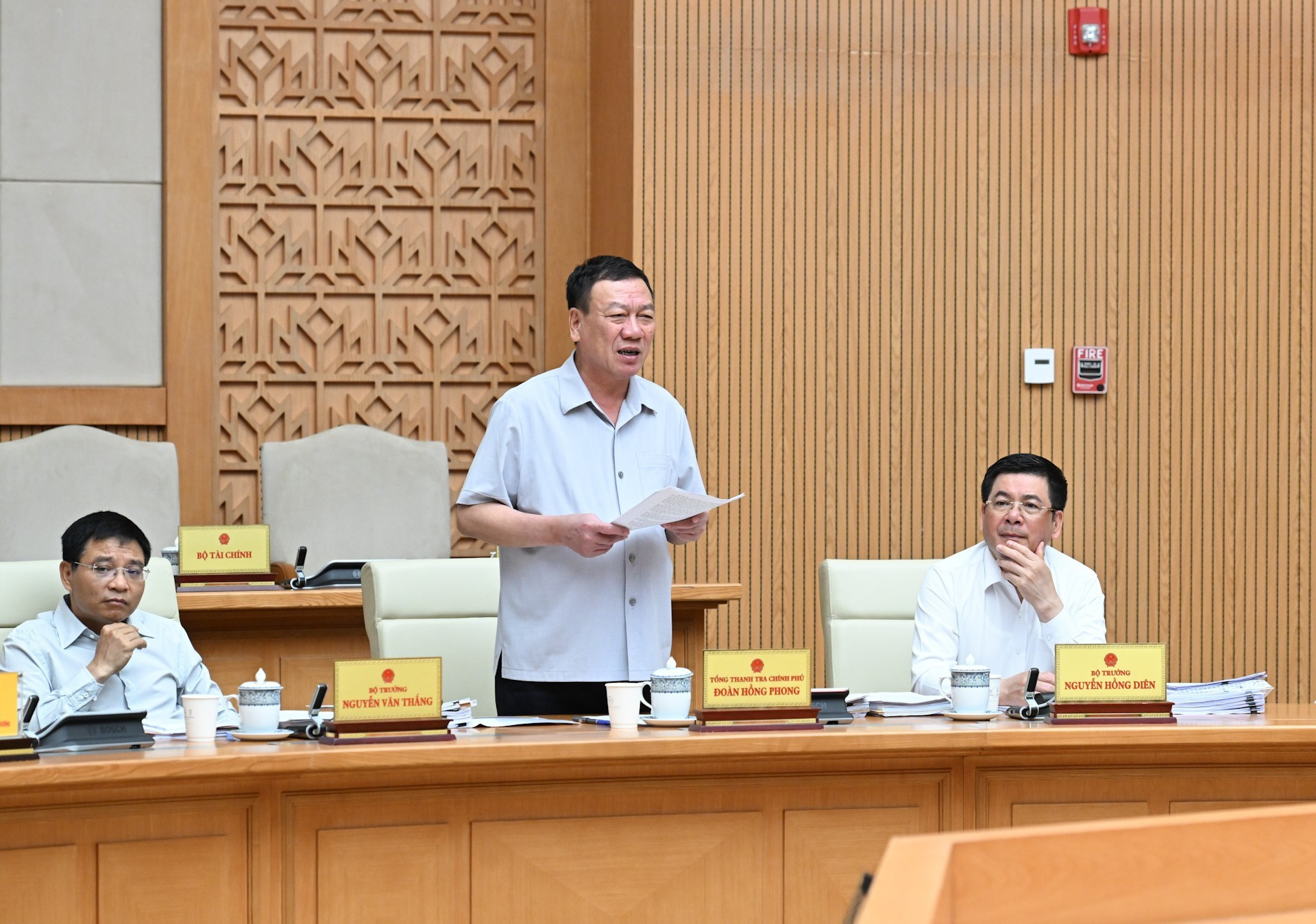 El inspector general del Gobierno, Doan Hong Phong, habla en la cita.