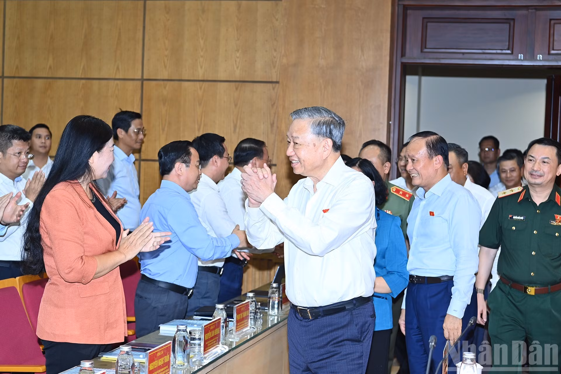 El secretario general del PCV, To Lam, y los diputados en la reunión.